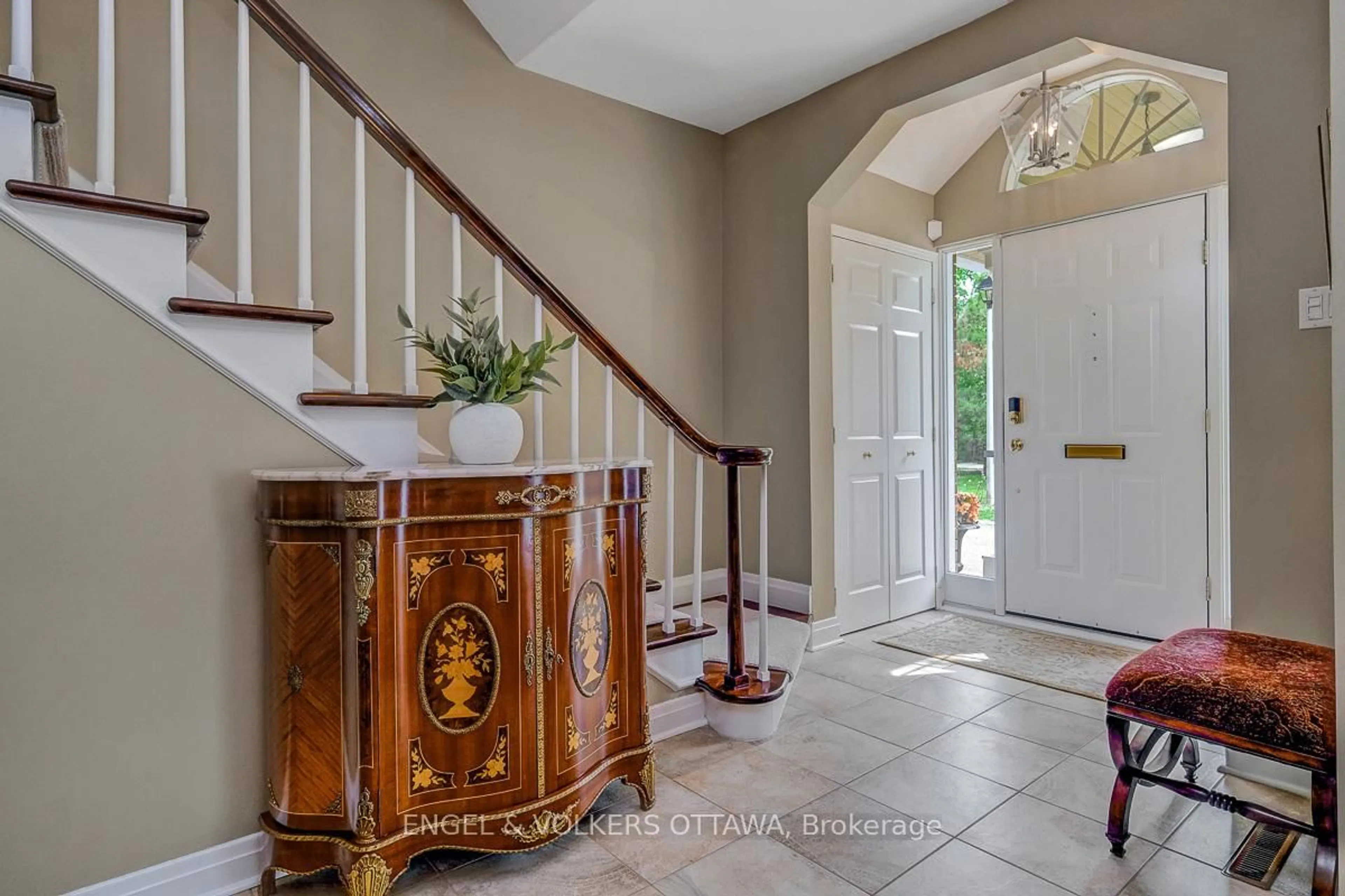 Indoor entryway for 10 Rock Ave, Ottawa Ontario K1M 1A6