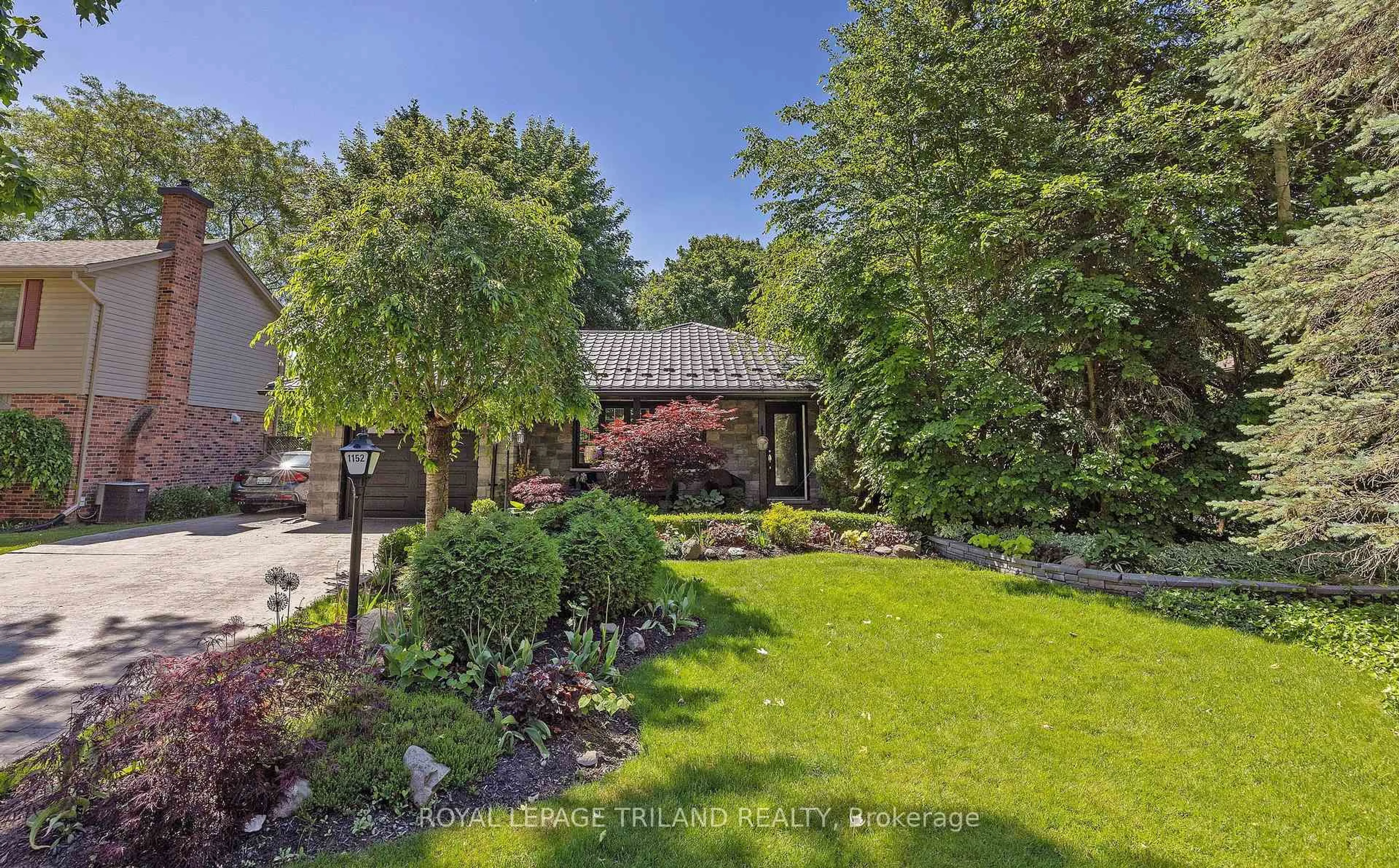 A pic from outside/outdoor area/front of a property/back of a property/a pic from drone, unknown for 1152 Ivanhill Rd, London North Ontario N6H 4C1