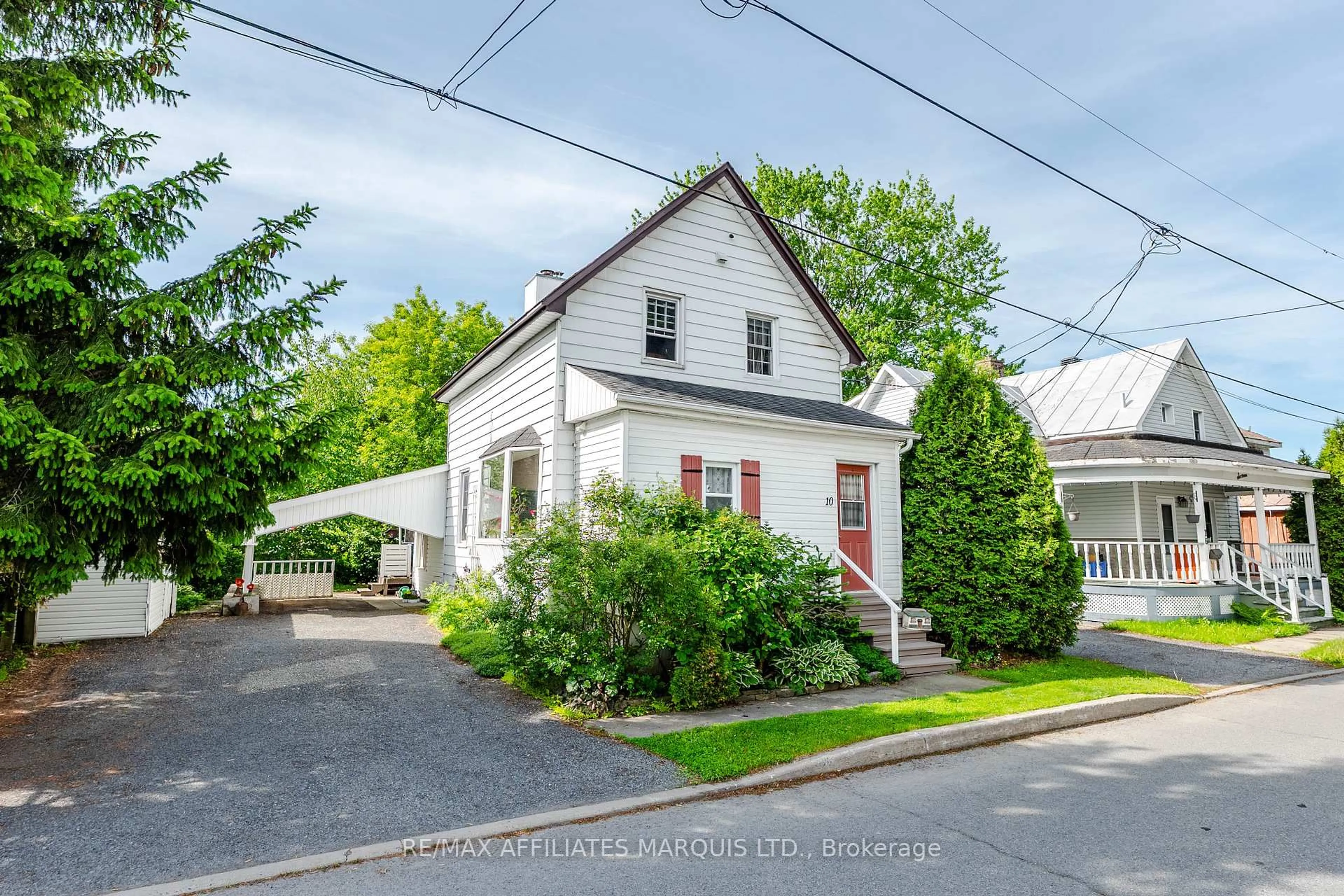 A pic from outside/outdoor area/front of a property/back of a property/a pic from drone, street for 10 Smith Ave, Cornwall Ontario K6J 1E9