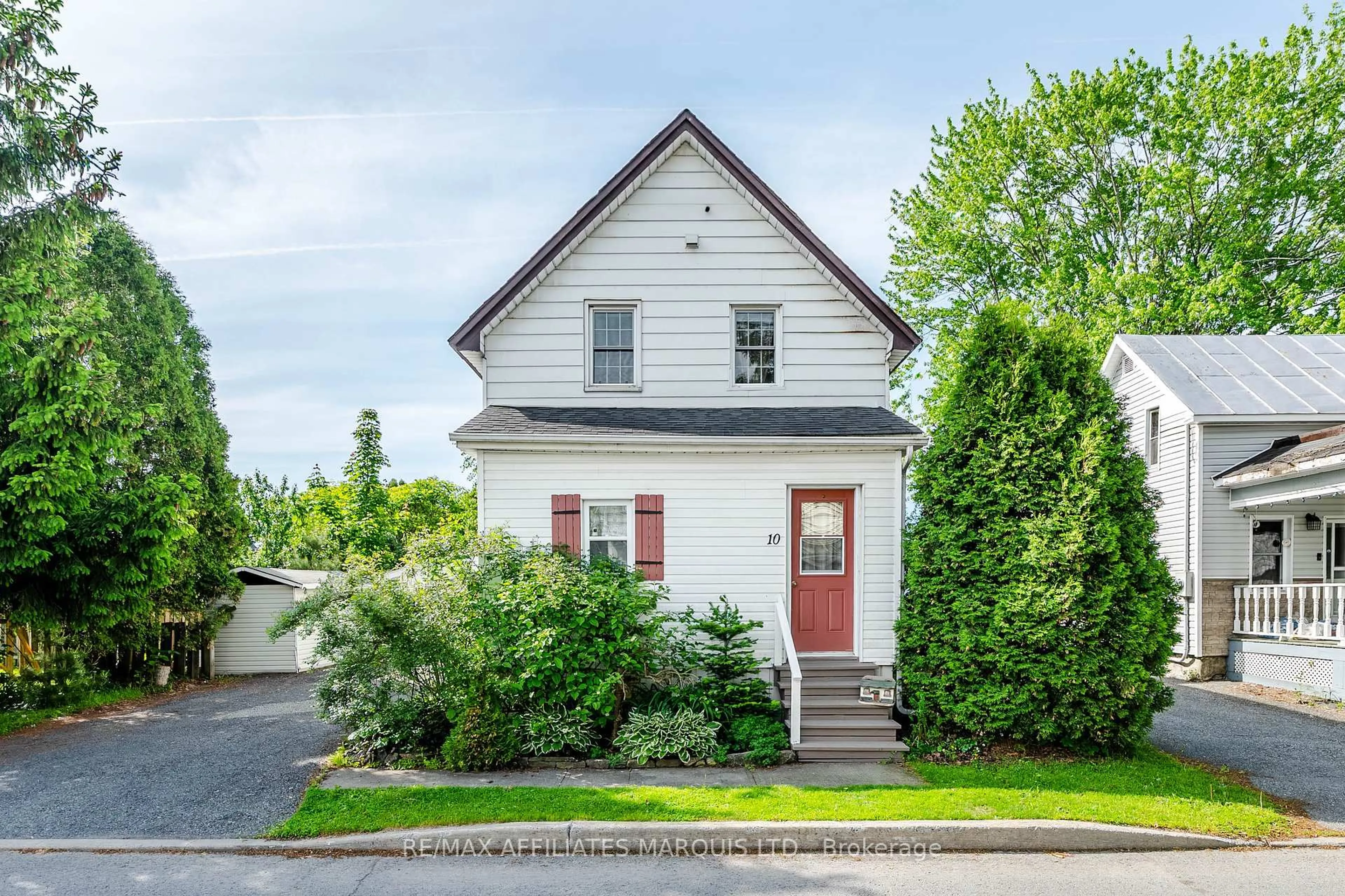 Home with vinyl exterior material, street for 10 Smith Ave, Cornwall Ontario K6J 1E9