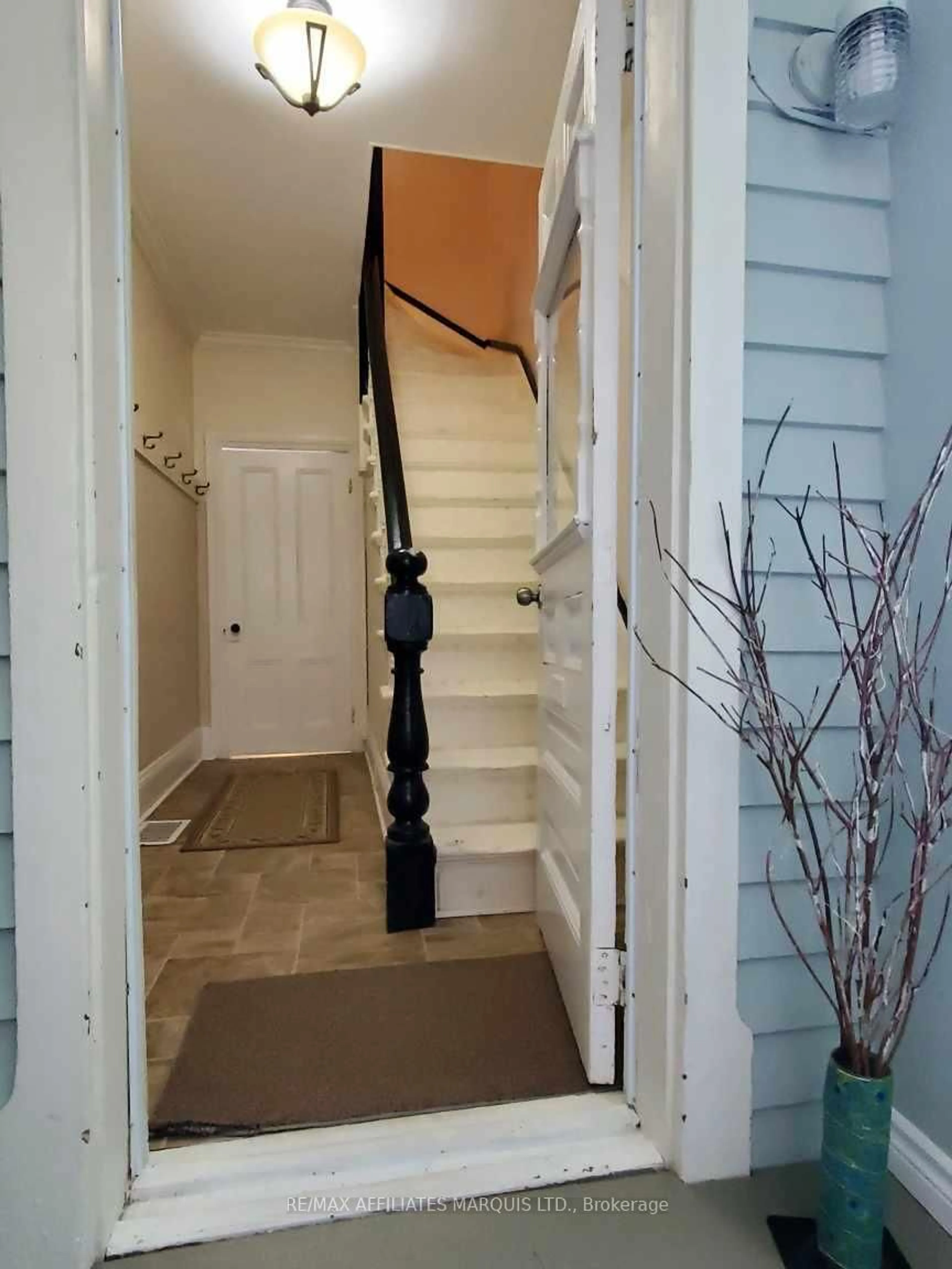Indoor entryway for 10 Smith Ave, Cornwall Ontario K6J 1E9