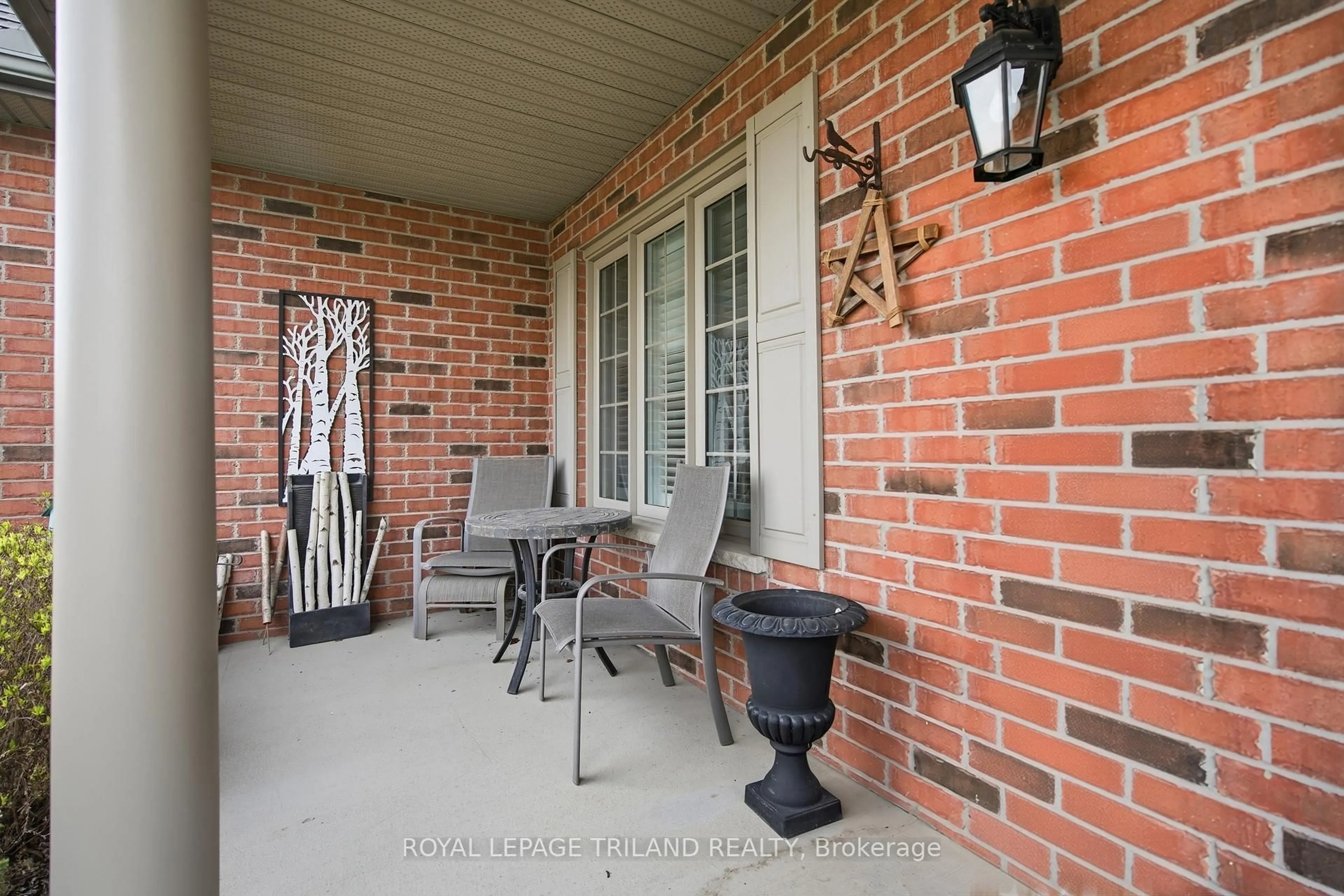 Patio, street for 32 Wingreen Lane, Middlesex Centre Ontario N0L 1R0