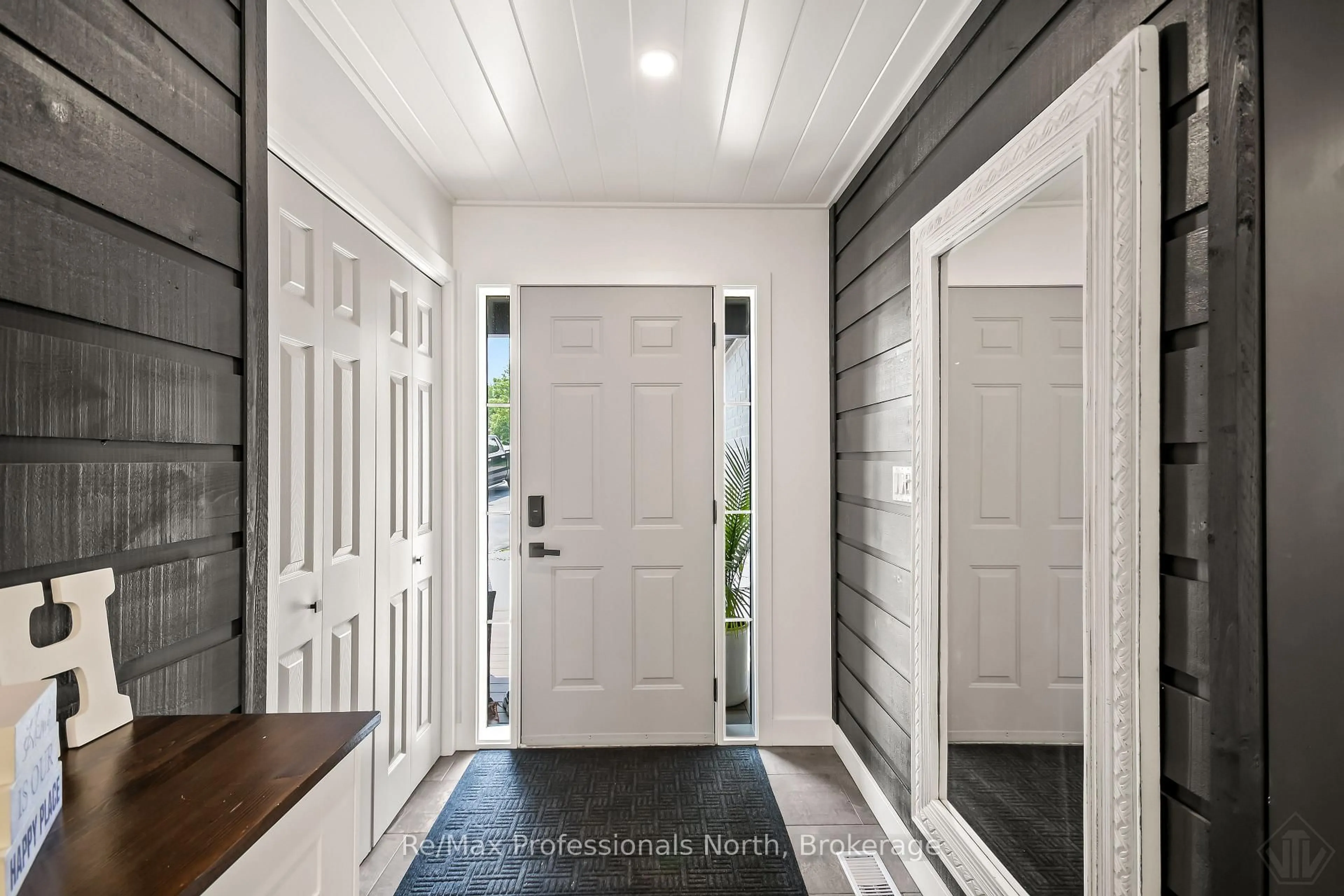 Indoor entryway for 424 ALEXANDER St, Gravenhurst Ontario P1P 1A3