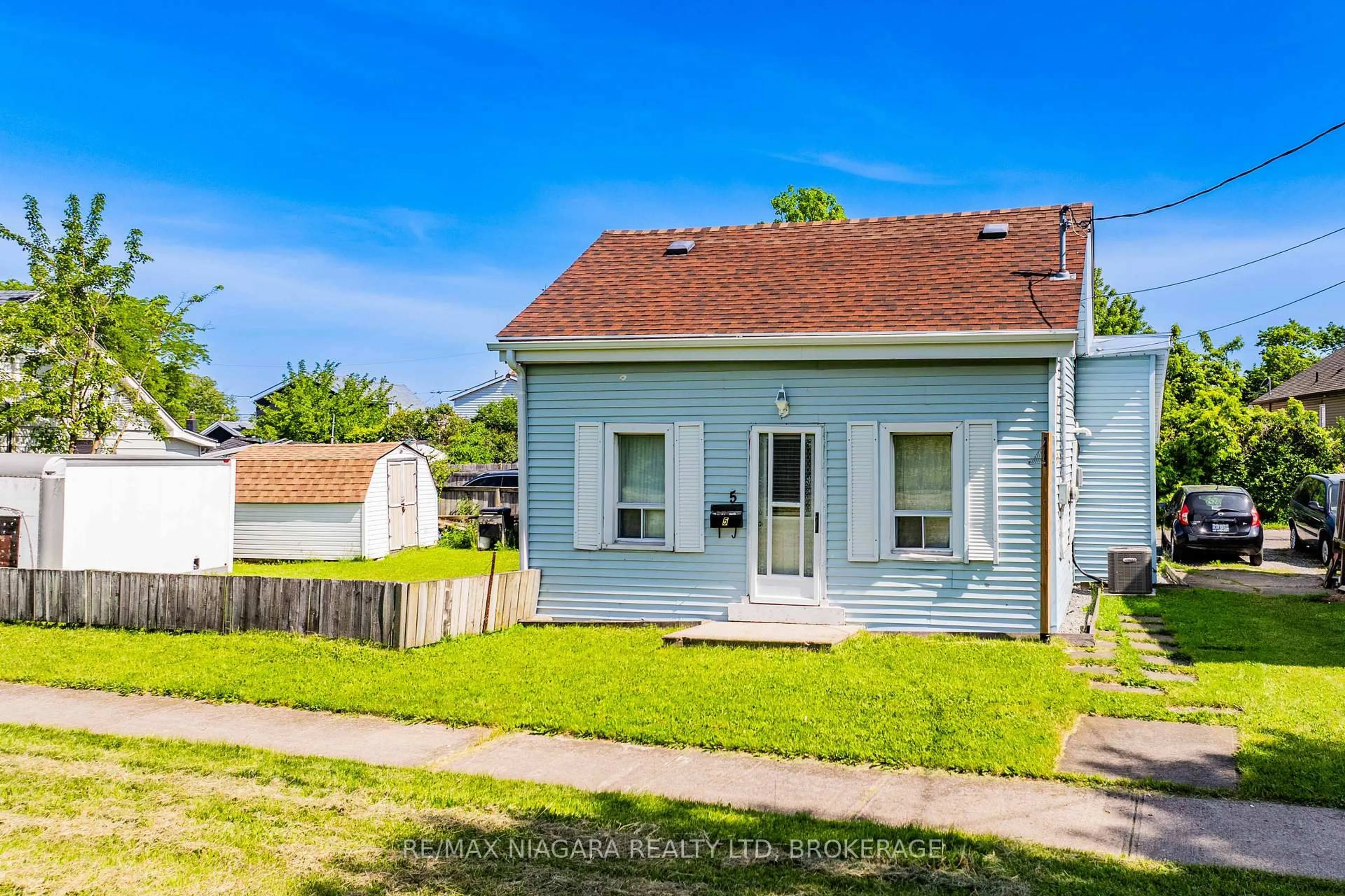 A pic from outside/outdoor area/front of a property/back of a property/a pic from drone, street for 5 Birch St, St. Catharines Ontario L2P 2B5