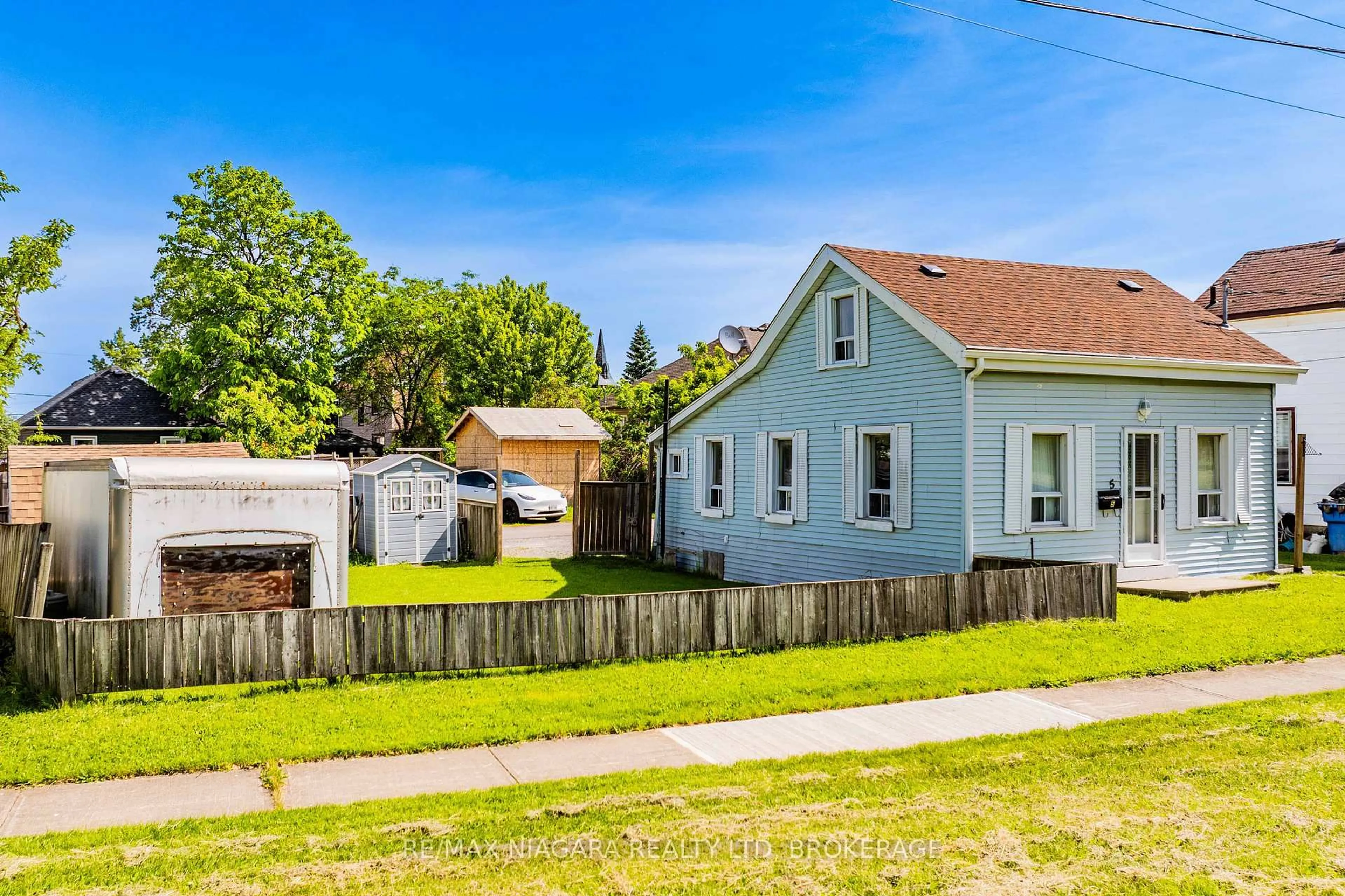 A pic from outside/outdoor area/front of a property/back of a property/a pic from drone, street for 5 Birch St, St. Catharines Ontario L2P 2B5