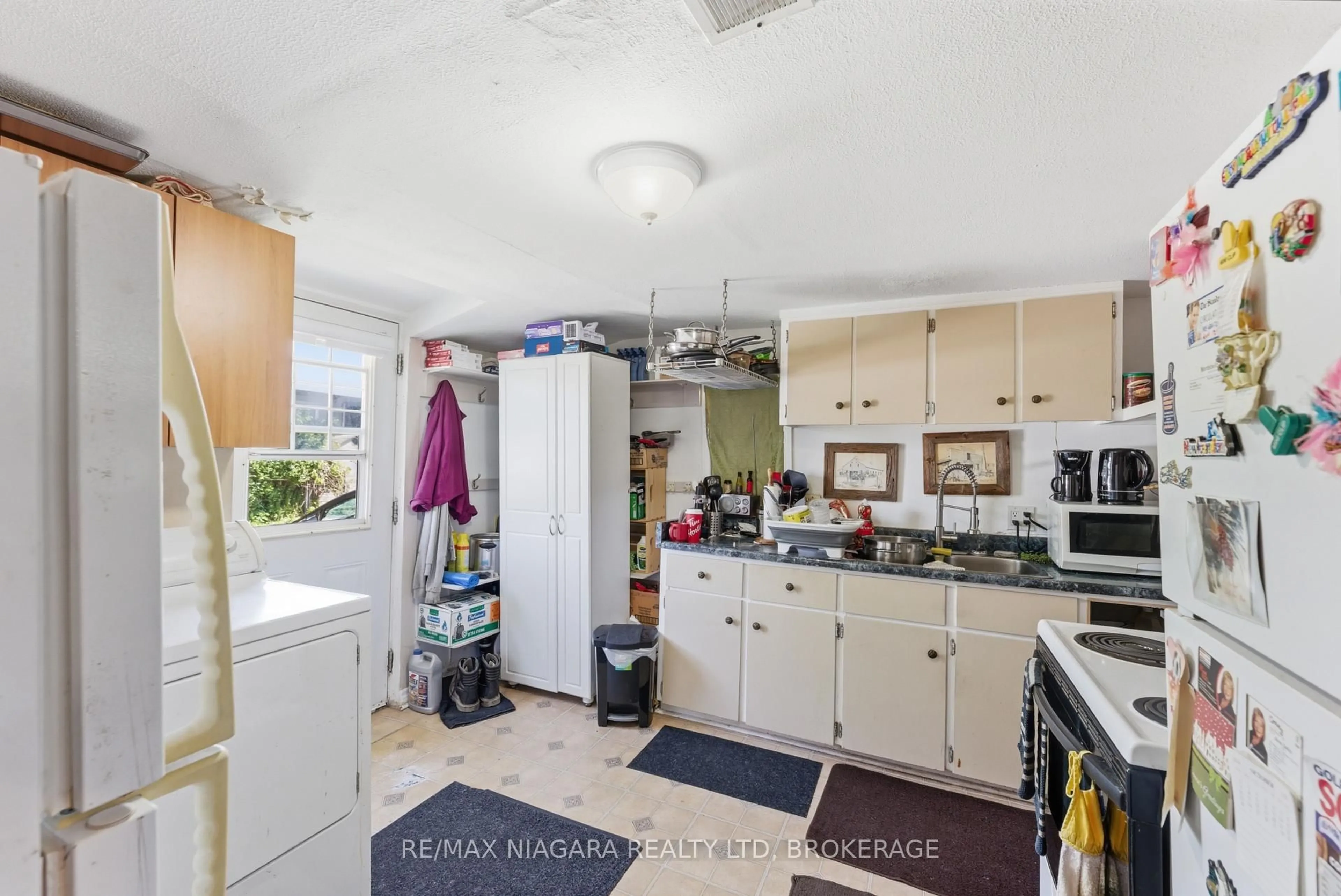 Standard kitchen, unknown for 5 Birch St, St. Catharines Ontario L2P 2B5
