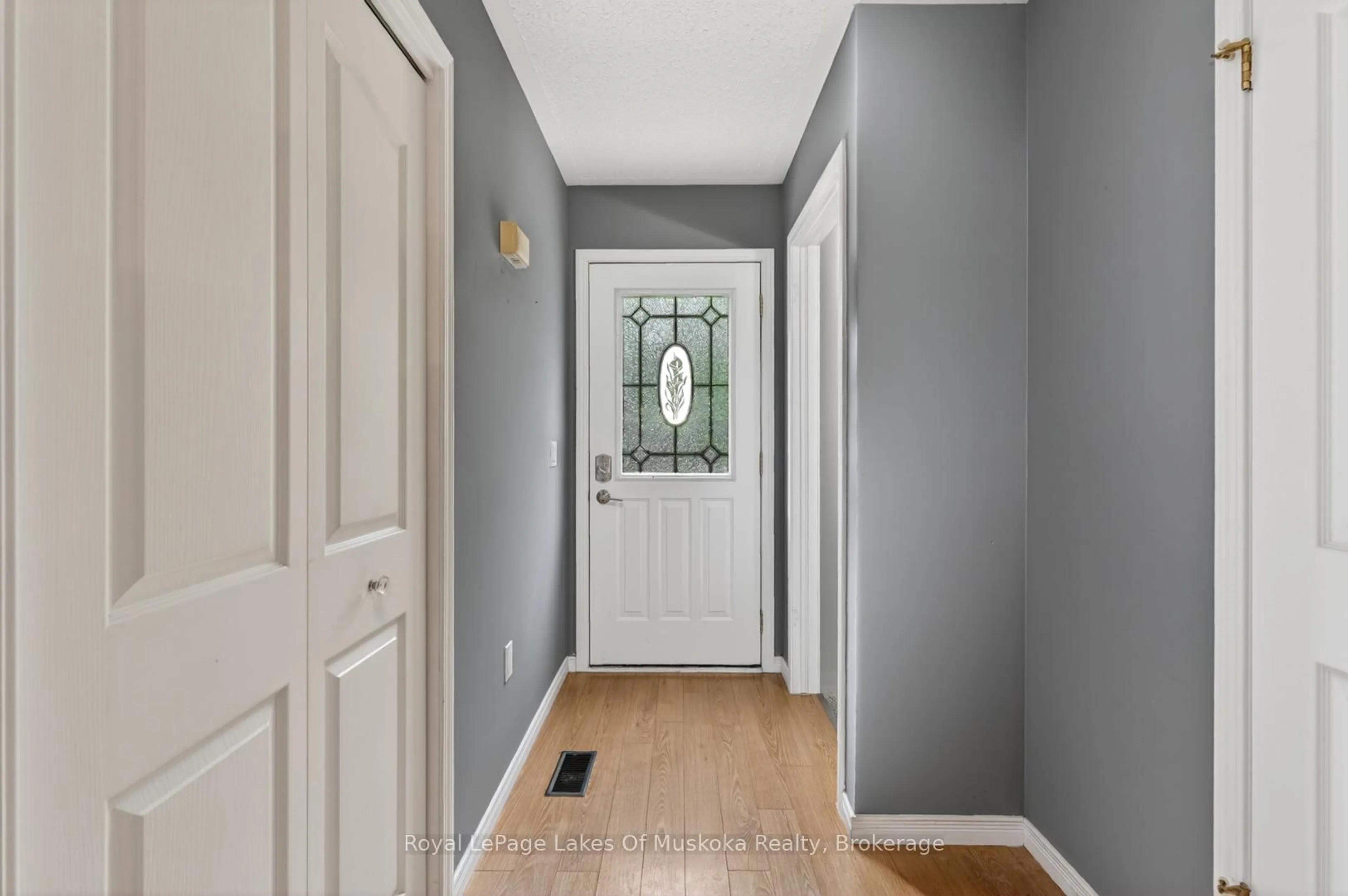 Indoor entryway for 1957 Lone Pine Dr, Huntsville Ontario P0B 1L0