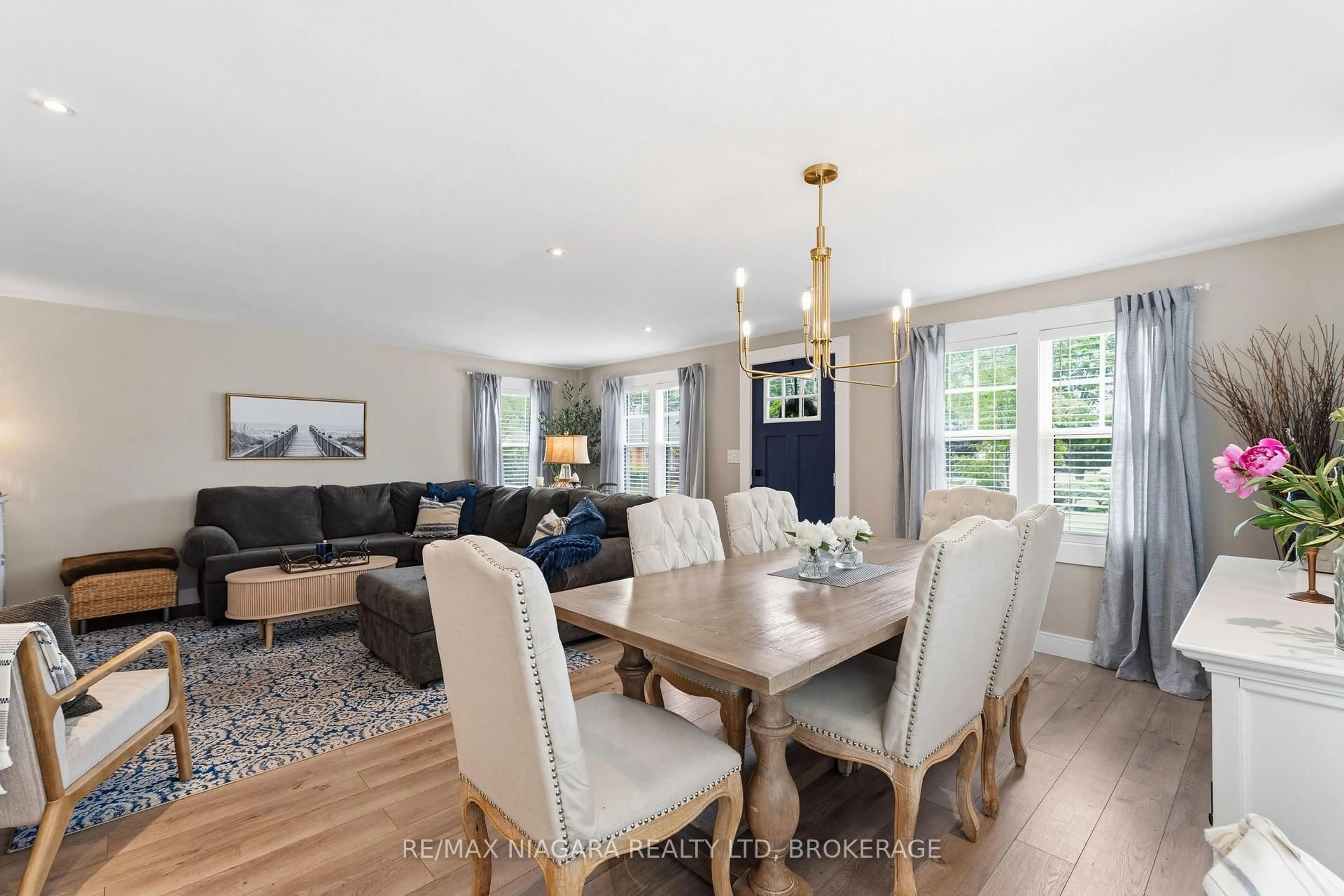 Dining room, wood/laminate floor for 29 Johnston St, St. Catharines Ontario L2N 5K7