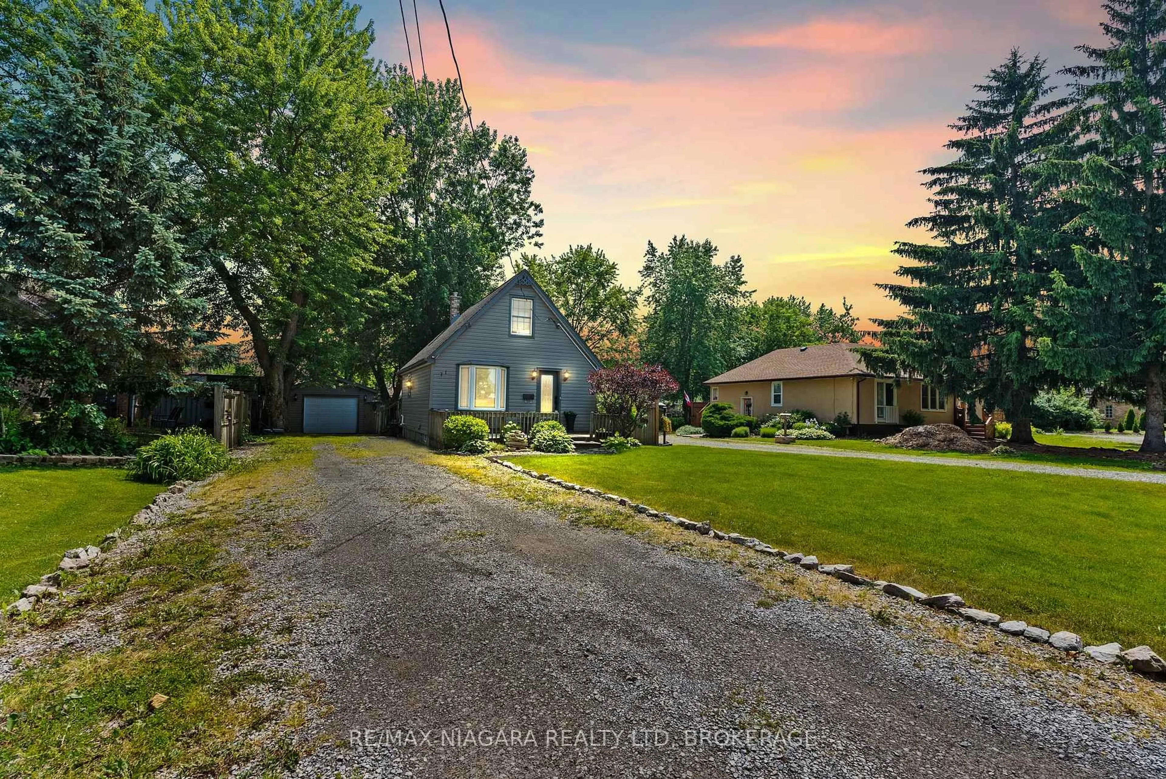 A pic from outside/outdoor area/front of a property/back of a property/a pic from drone, street for 71 Quaker Rd, Welland Ontario L3C 3G3