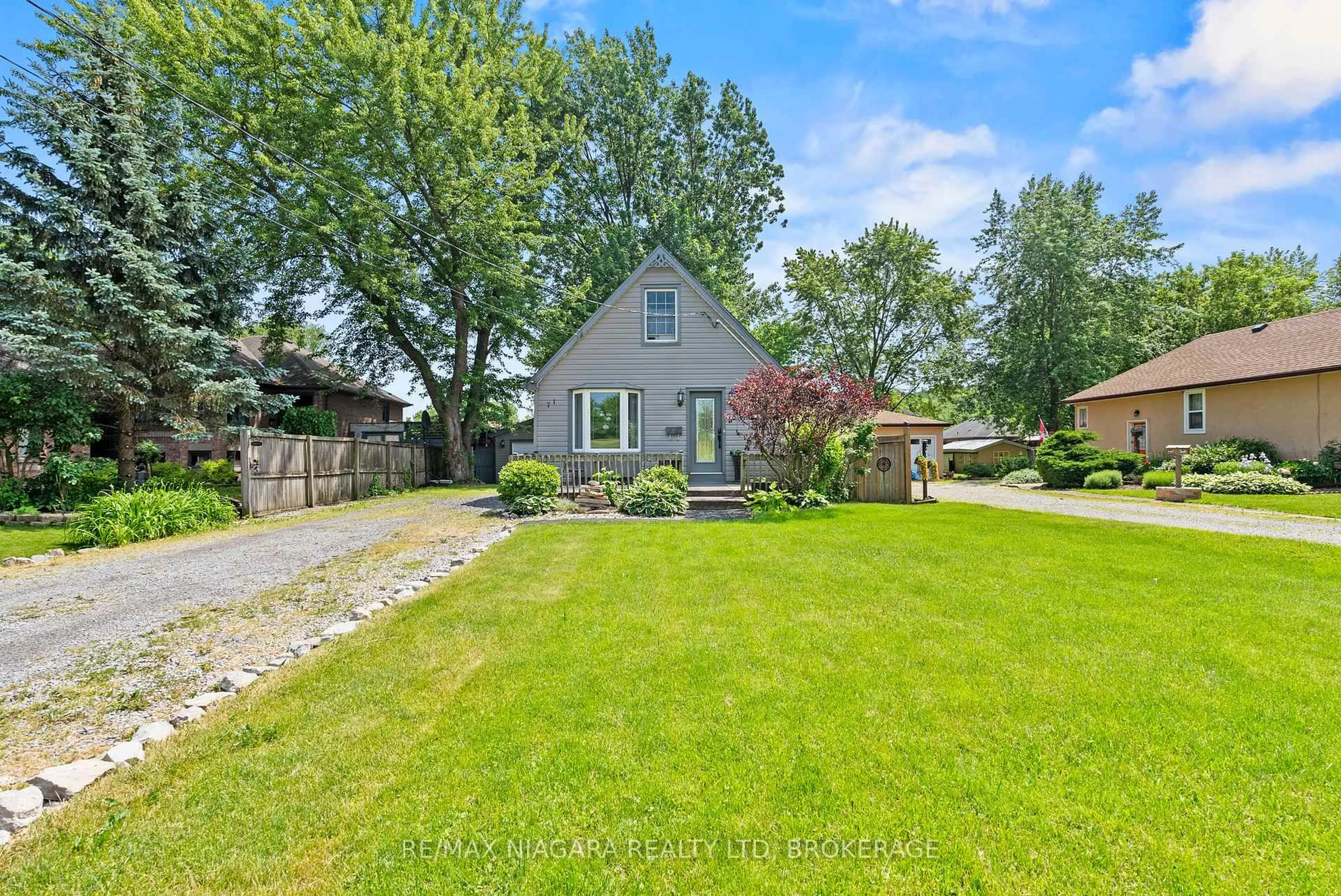 A pic from outside/outdoor area/front of a property/back of a property/a pic from drone, street for 71 Quaker Rd, Welland Ontario L3C 3G3