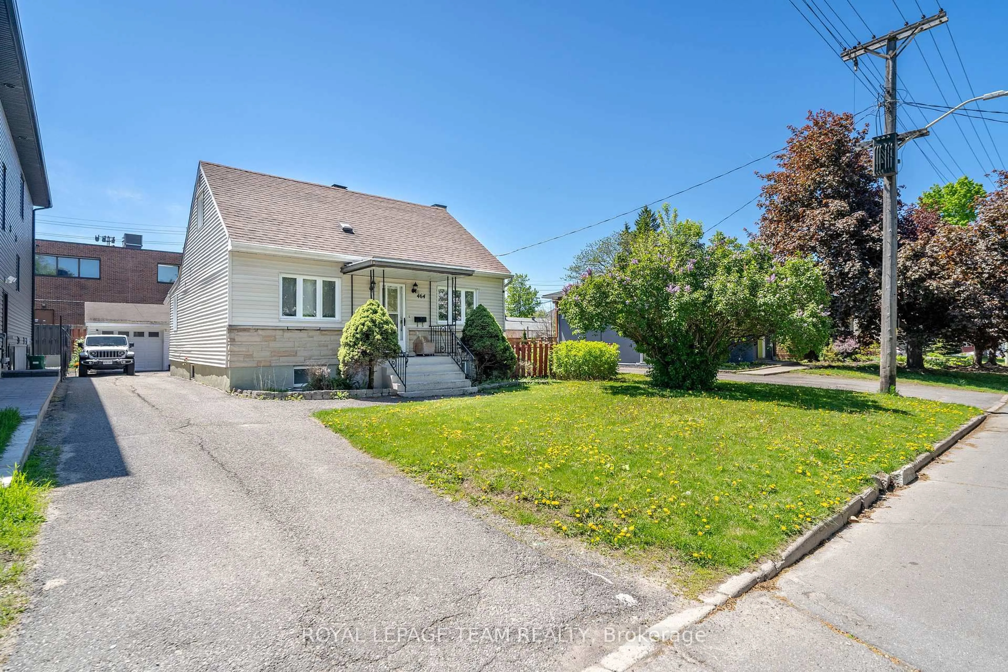 A pic from outside/outdoor area/front of a property/back of a property/a pic from drone, street for 464 Mutual St, Ottawa Ontario K1K 1C8