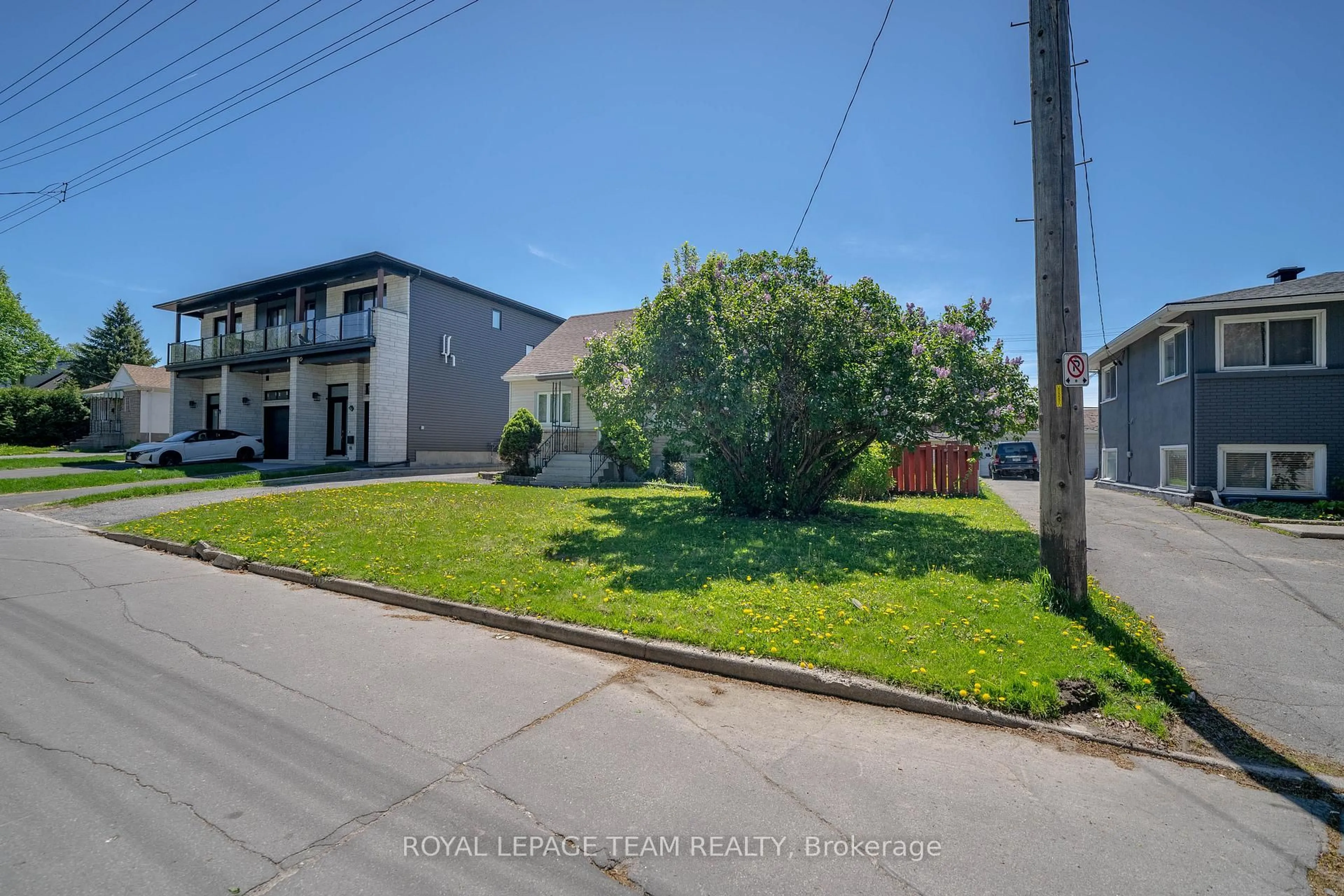A pic from outside/outdoor area/front of a property/back of a property/a pic from drone, street for 464 Mutual St, Ottawa Ontario K1K 1C8