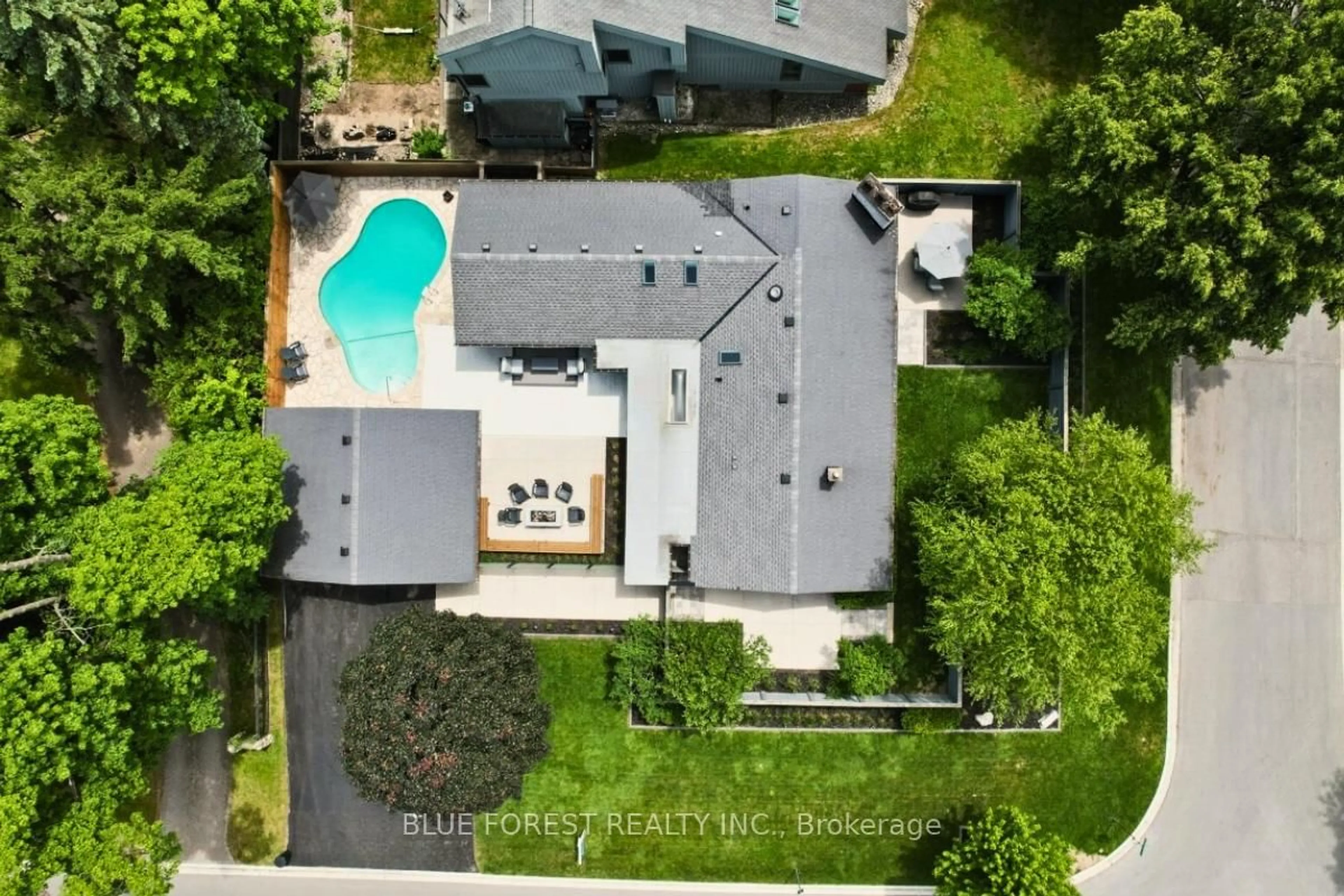 A pic from outside/outdoor area/front of a property/back of a property/a pic from drone, street for 2 Hampton Cres, London North Ontario N6H 2N8