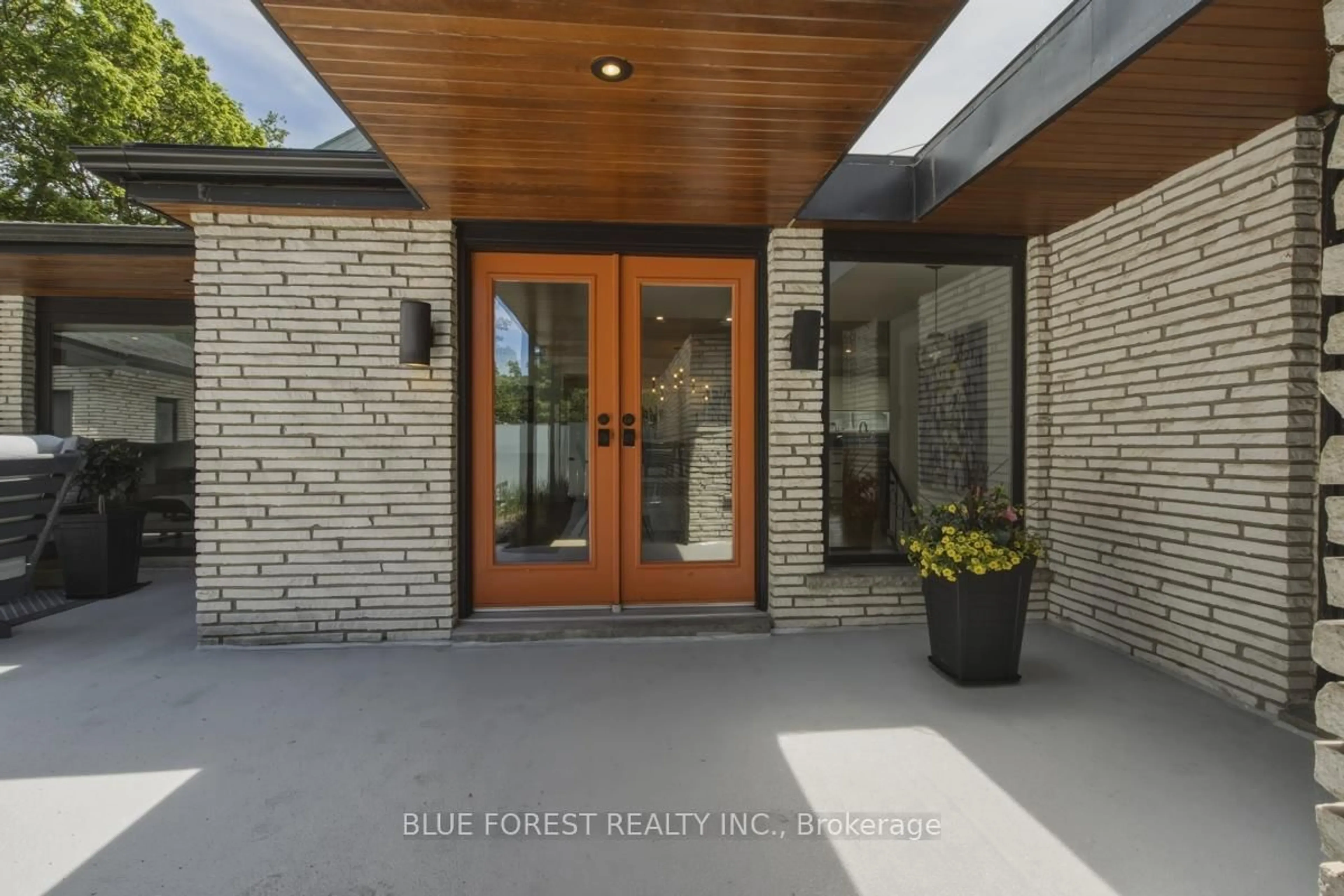 Indoor entryway for 2 Hampton Cres, London North Ontario N6H 2N8