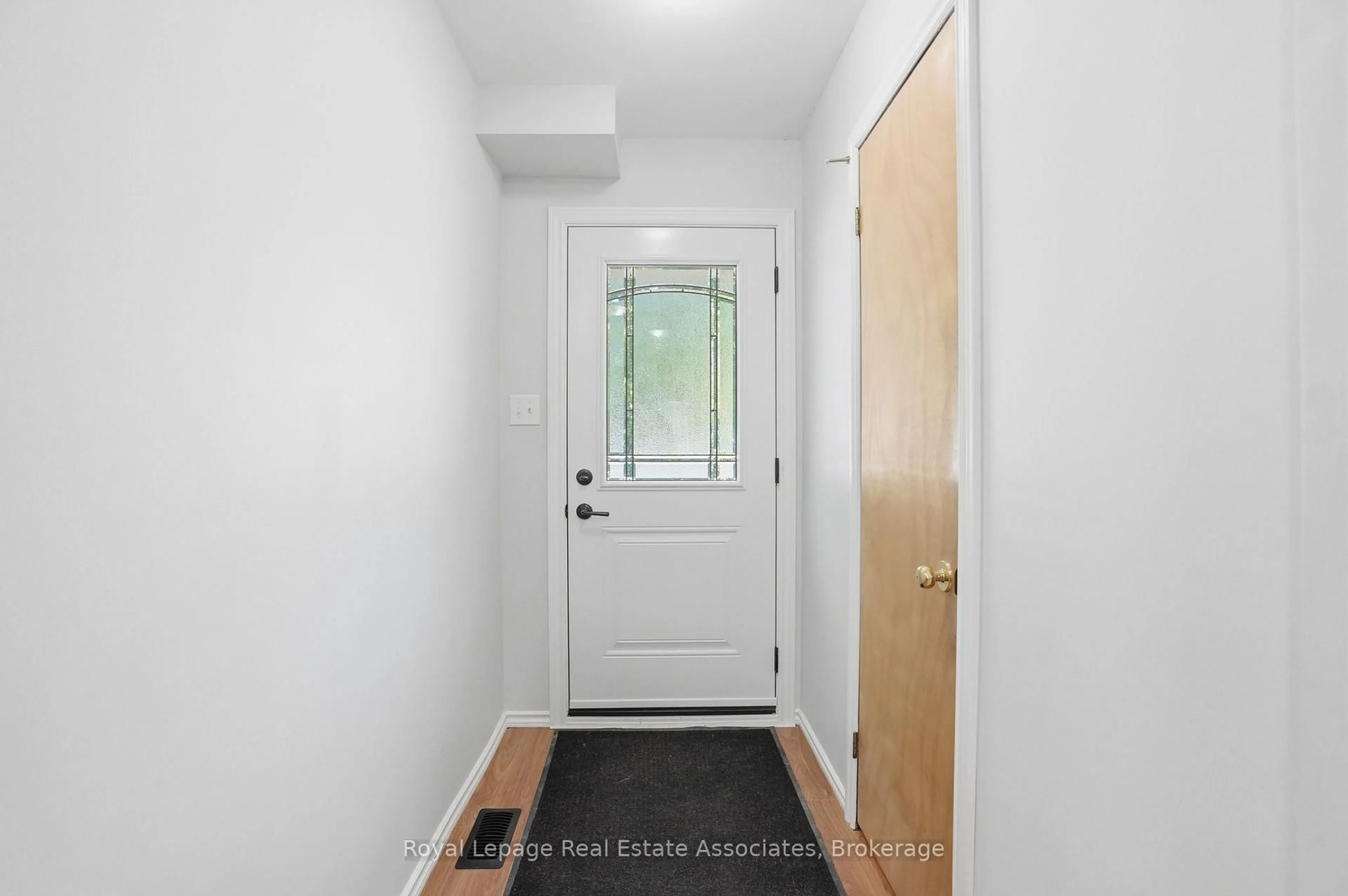 Indoor entryway for 16D Bond St #D(4), Hamilton Ontario L9H 3H1