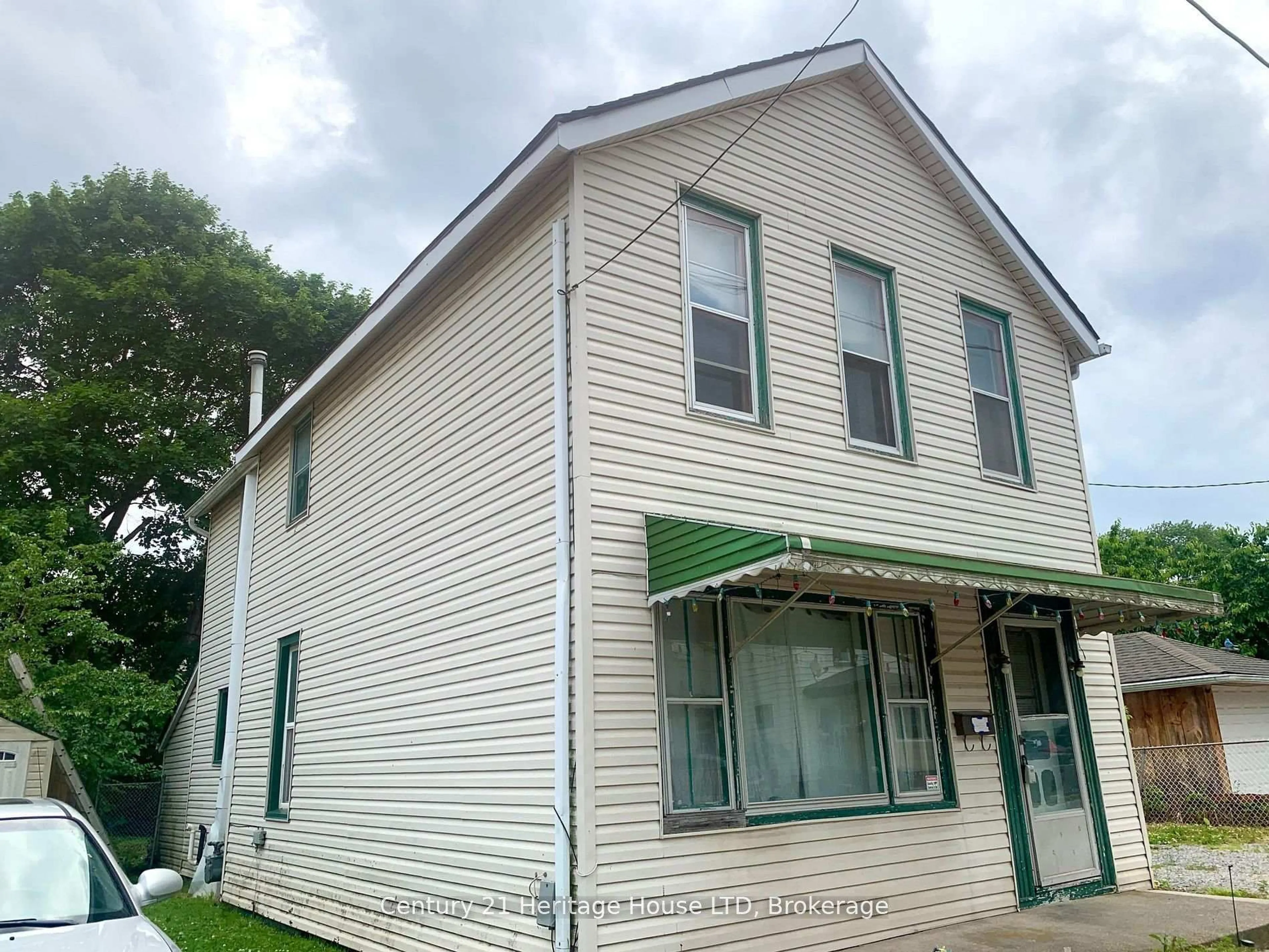 Home with vinyl exterior material, building for 4624 JEPSON St, Niagara Falls Ontario L2E 1J4