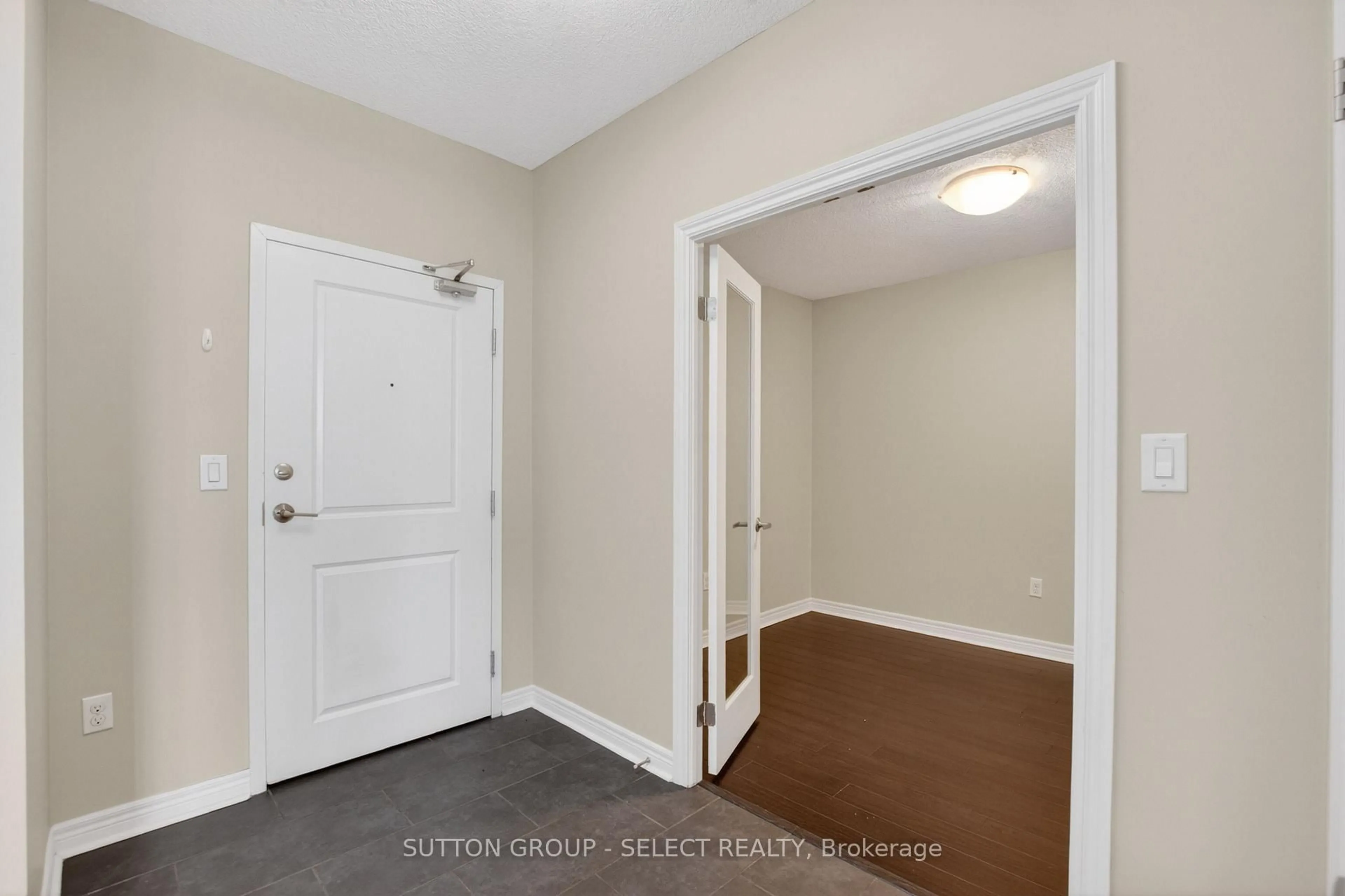 Indoor entryway for 330 Ridout St #1705, London East Ontario N6C 3Z3