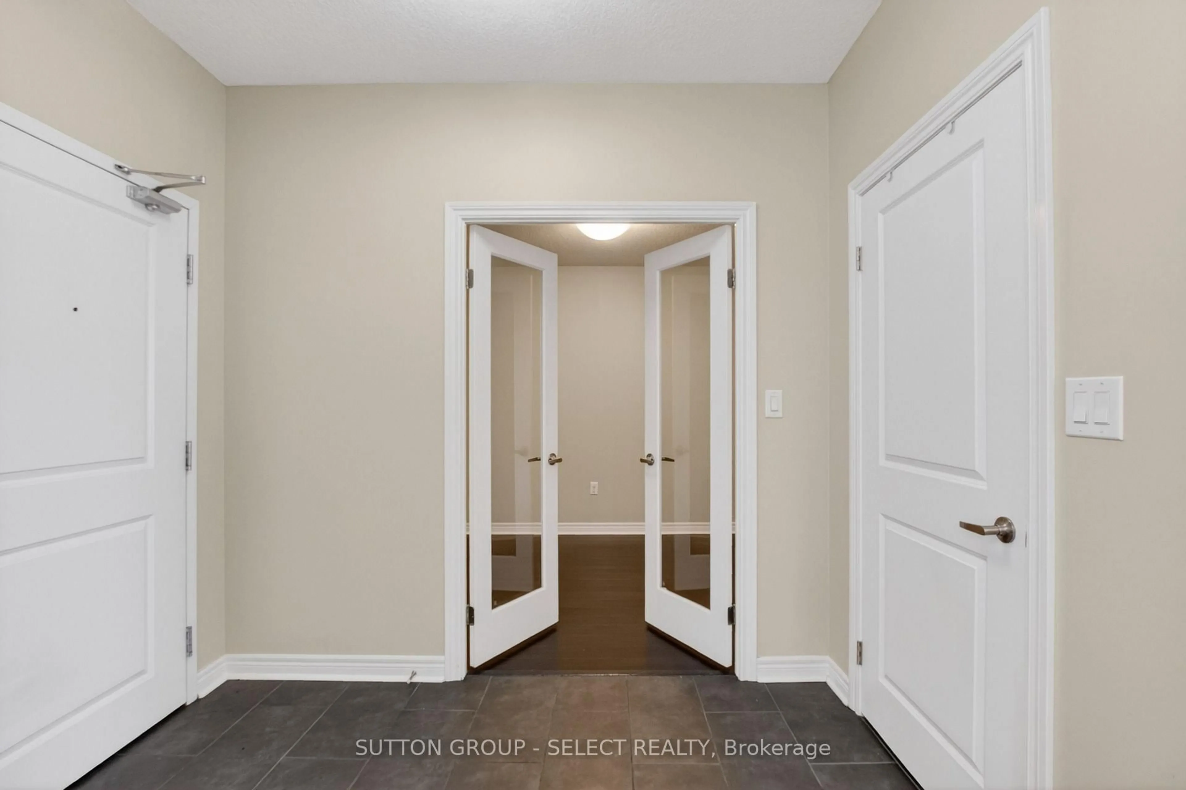 Indoor entryway for 330 Ridout St #1705, London East Ontario N6C 3Z3