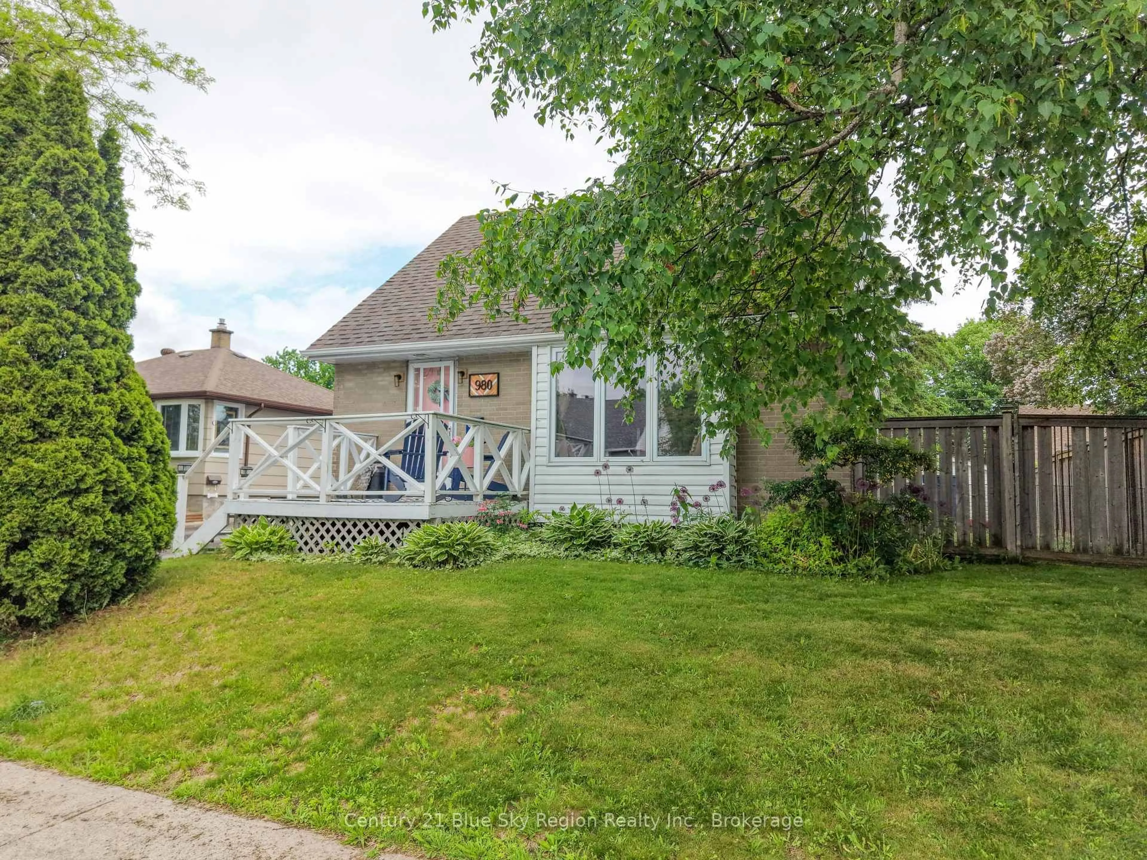 A pic from outside/outdoor area/front of a property/back of a property/a pic from drone, street for 980 Phillip St, North Bay Ontario P1B 3V7