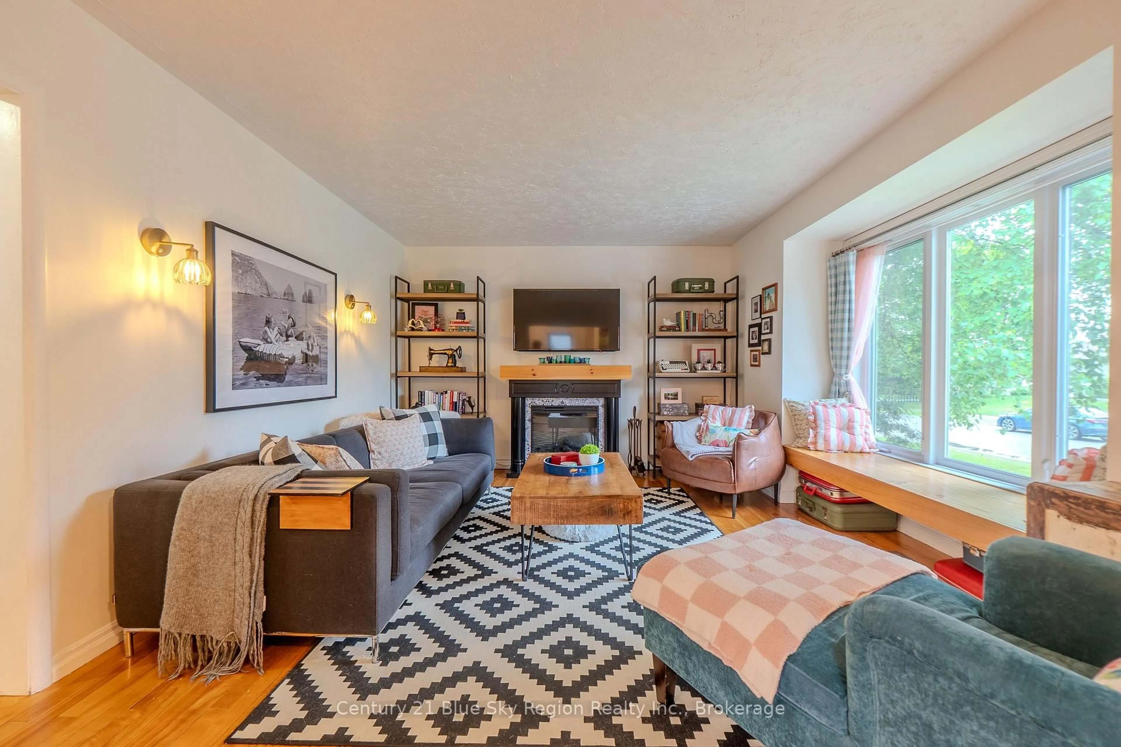 Living room with furniture, unknown for 980 Phillip St, North Bay Ontario P1B 3V7