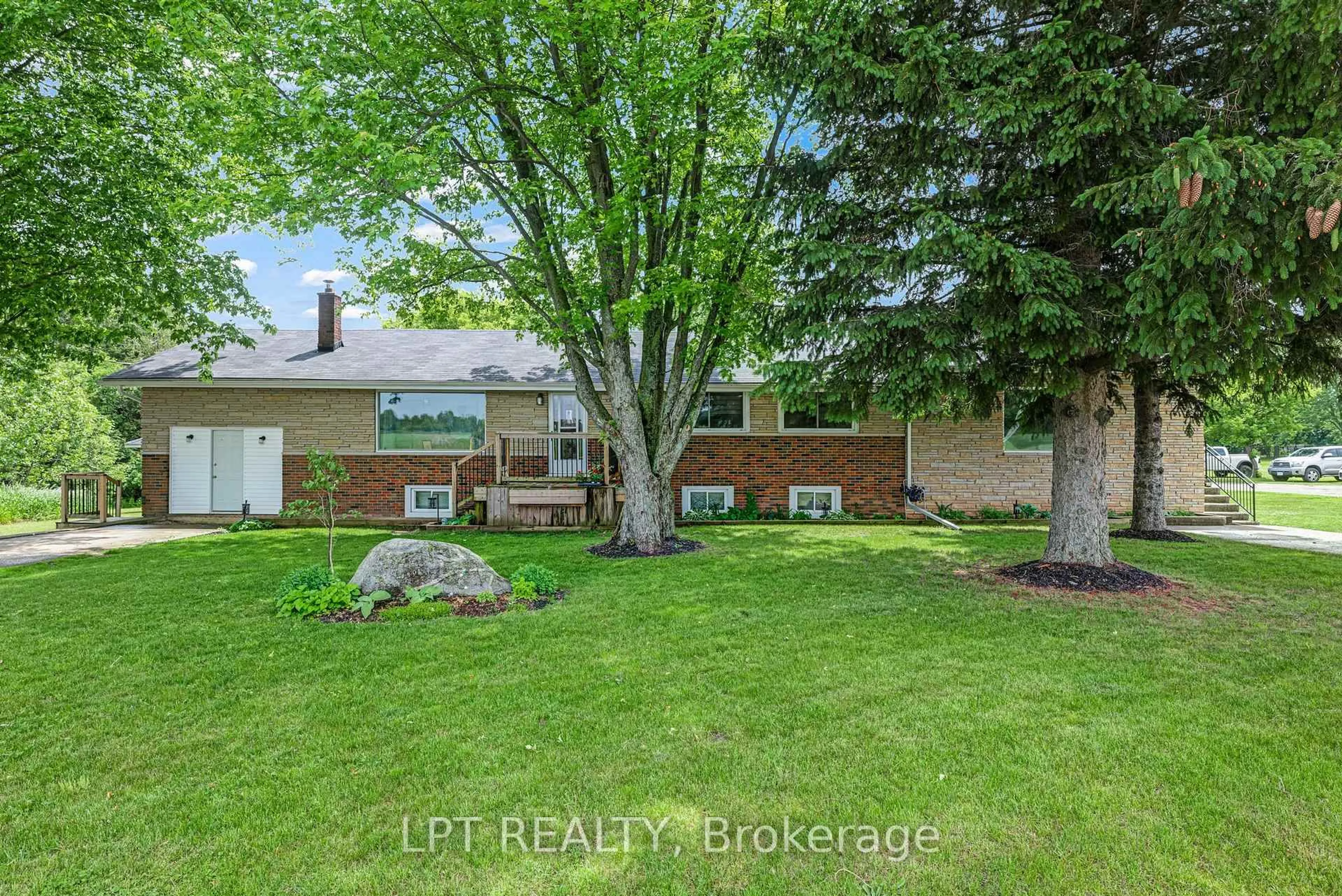 Patio, street for 8139 Indian Tr, Guelph/Eramosa Ontario N0B 2K0