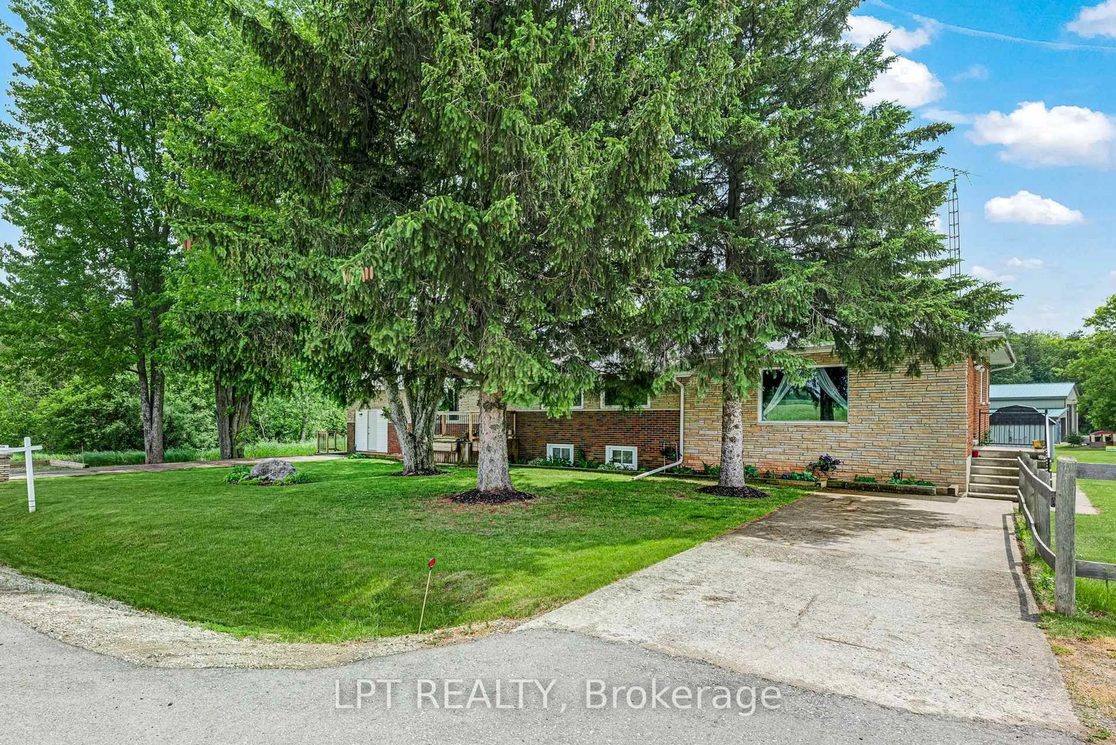 A pic from outside/outdoor area/front of a property/back of a property/a pic from drone, street for 8139 Indian Tr, Guelph/Eramosa Ontario N0B 2K0