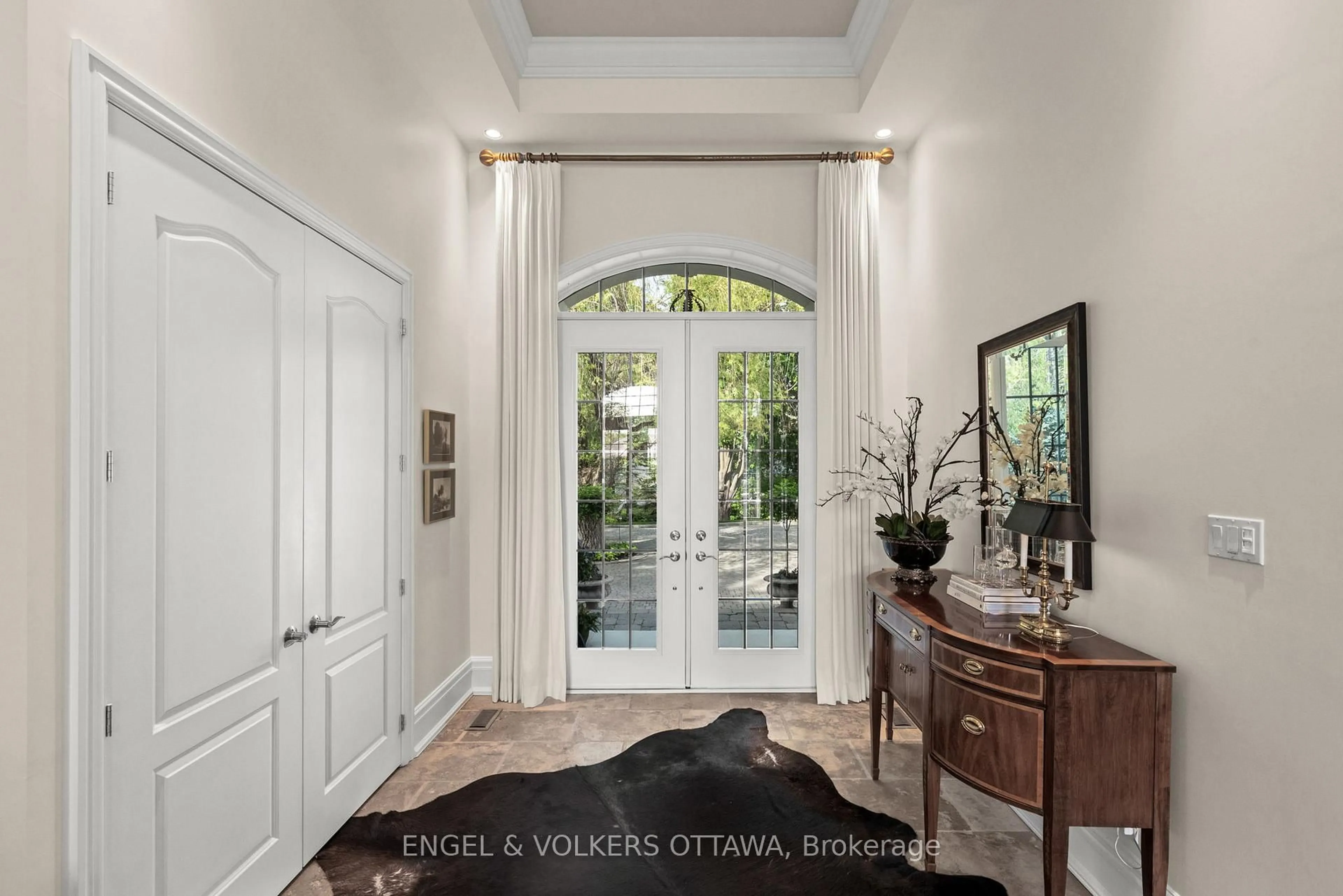 Indoor entryway for 6197 Ottawa St, Richmond Ontario K0A 2Z0