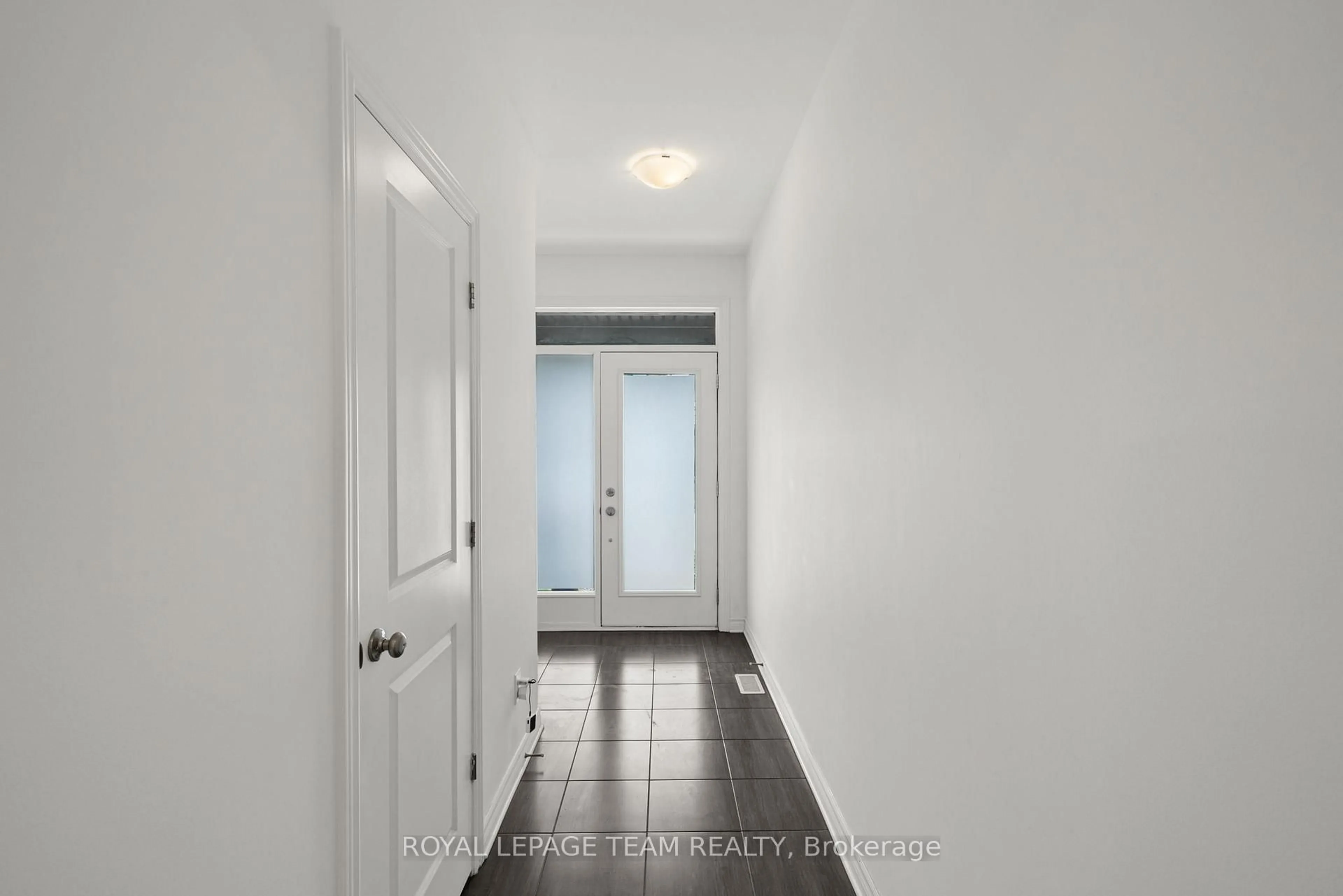 Indoor entryway for 41 Whooping Crane Rdge, Ottawa Ontario K4M 0P2