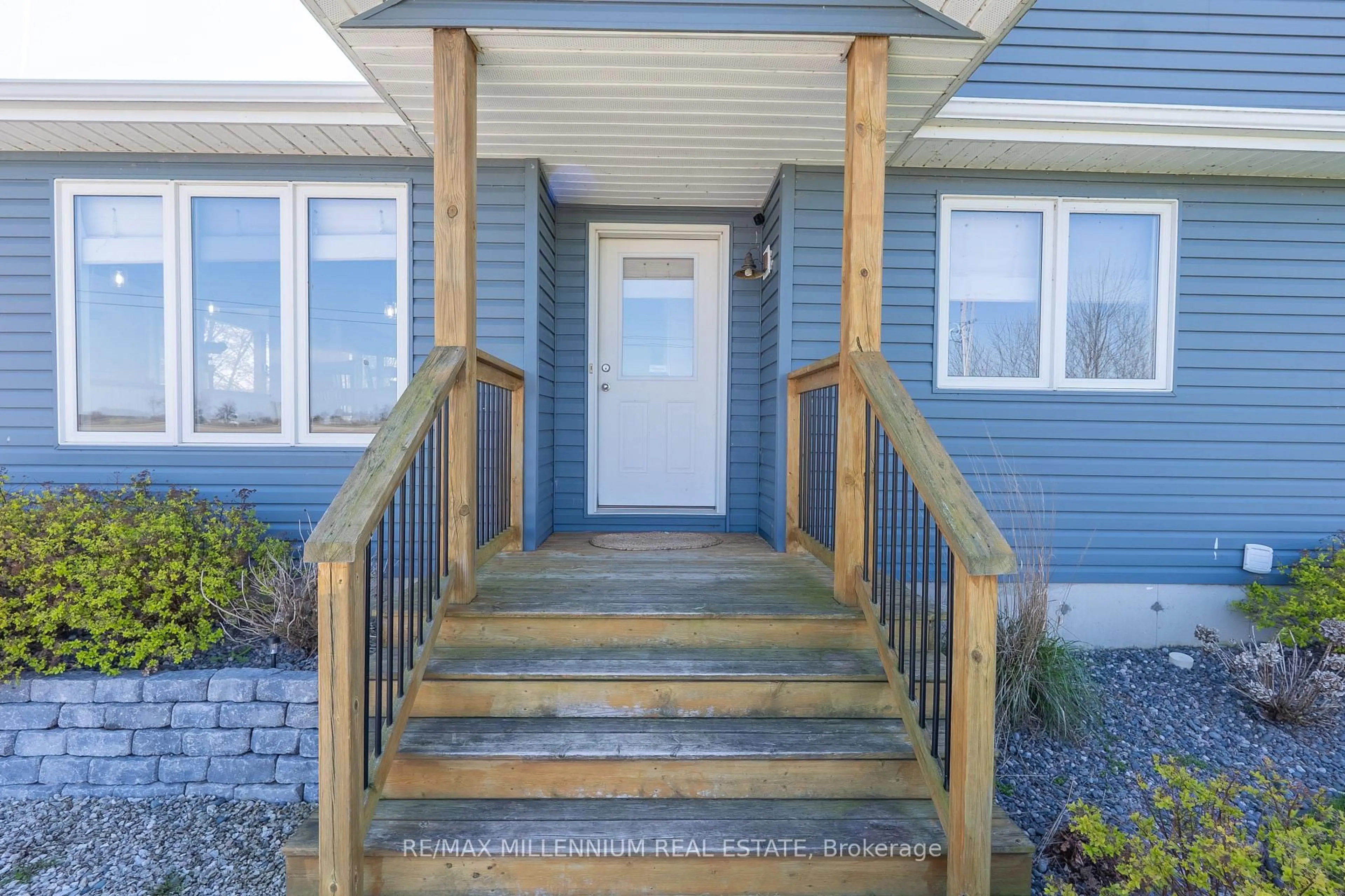 Indoor entryway for 1954 Ocean Blvd, Chatham-Kent Ontario N0P 2P0