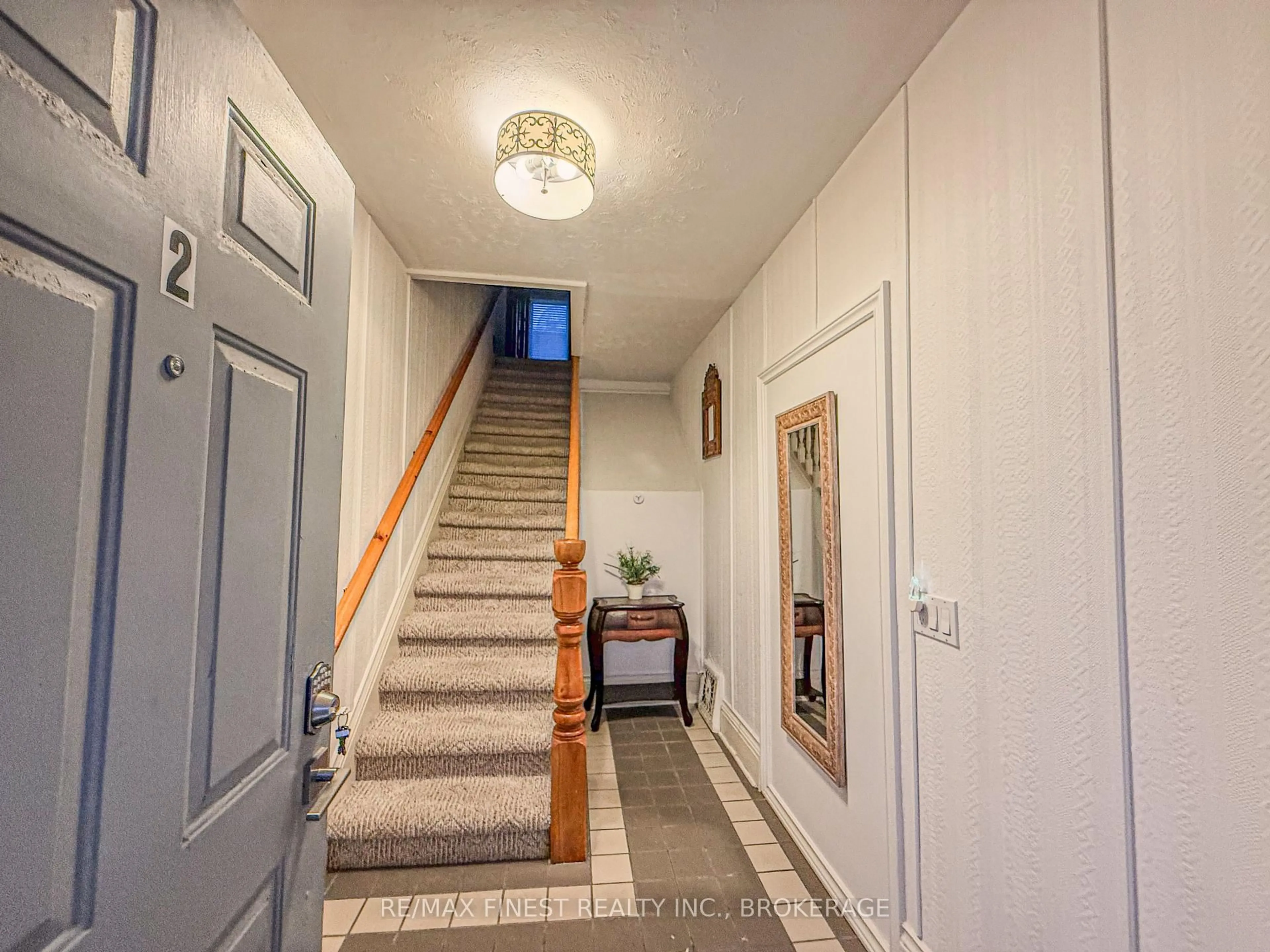Indoor foyer for 166 Queen St, Kingston Ontario K7K 1B1