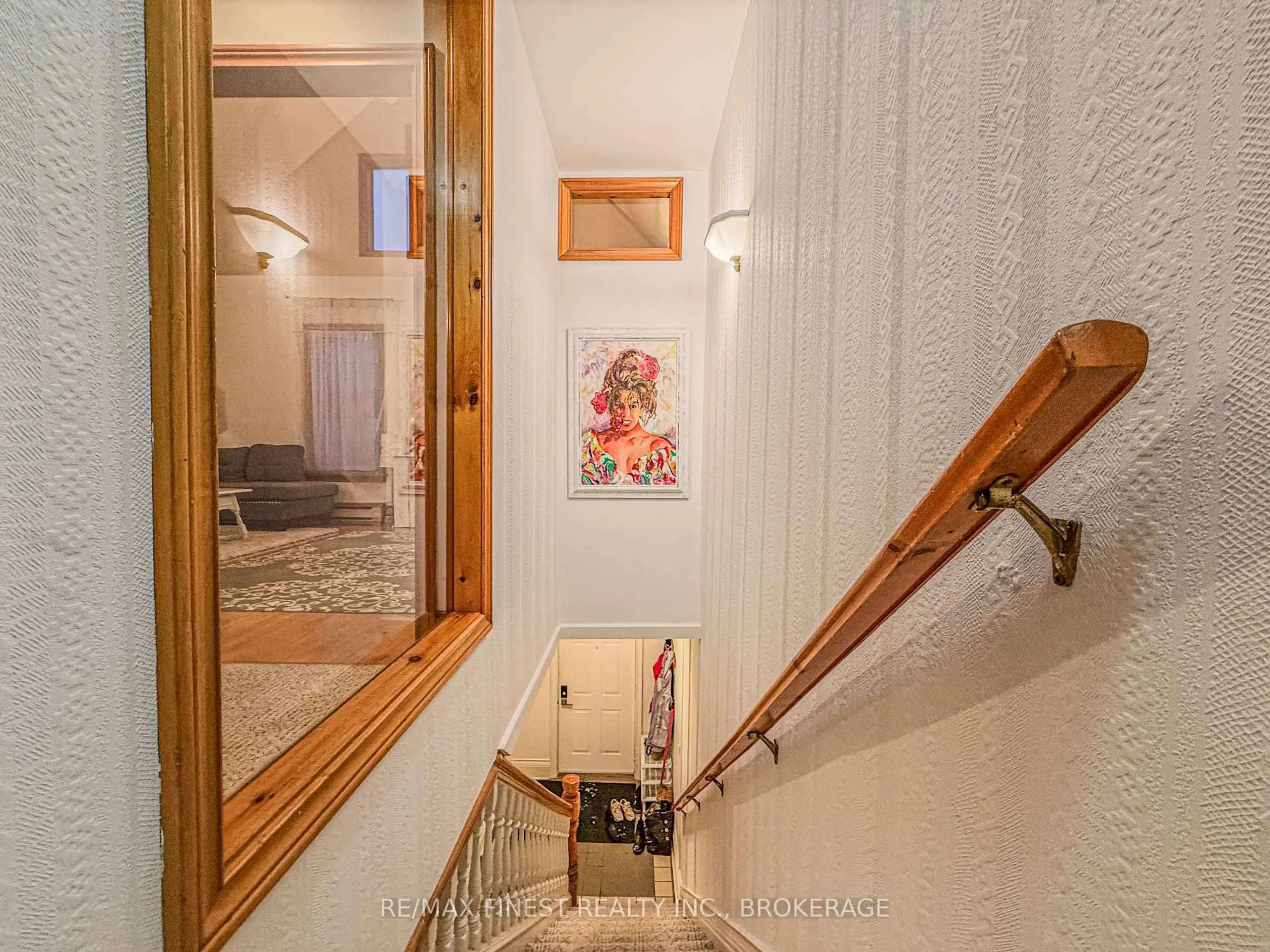 Indoor foyer for 166 Queen St, Kingston Ontario K7K 1B1