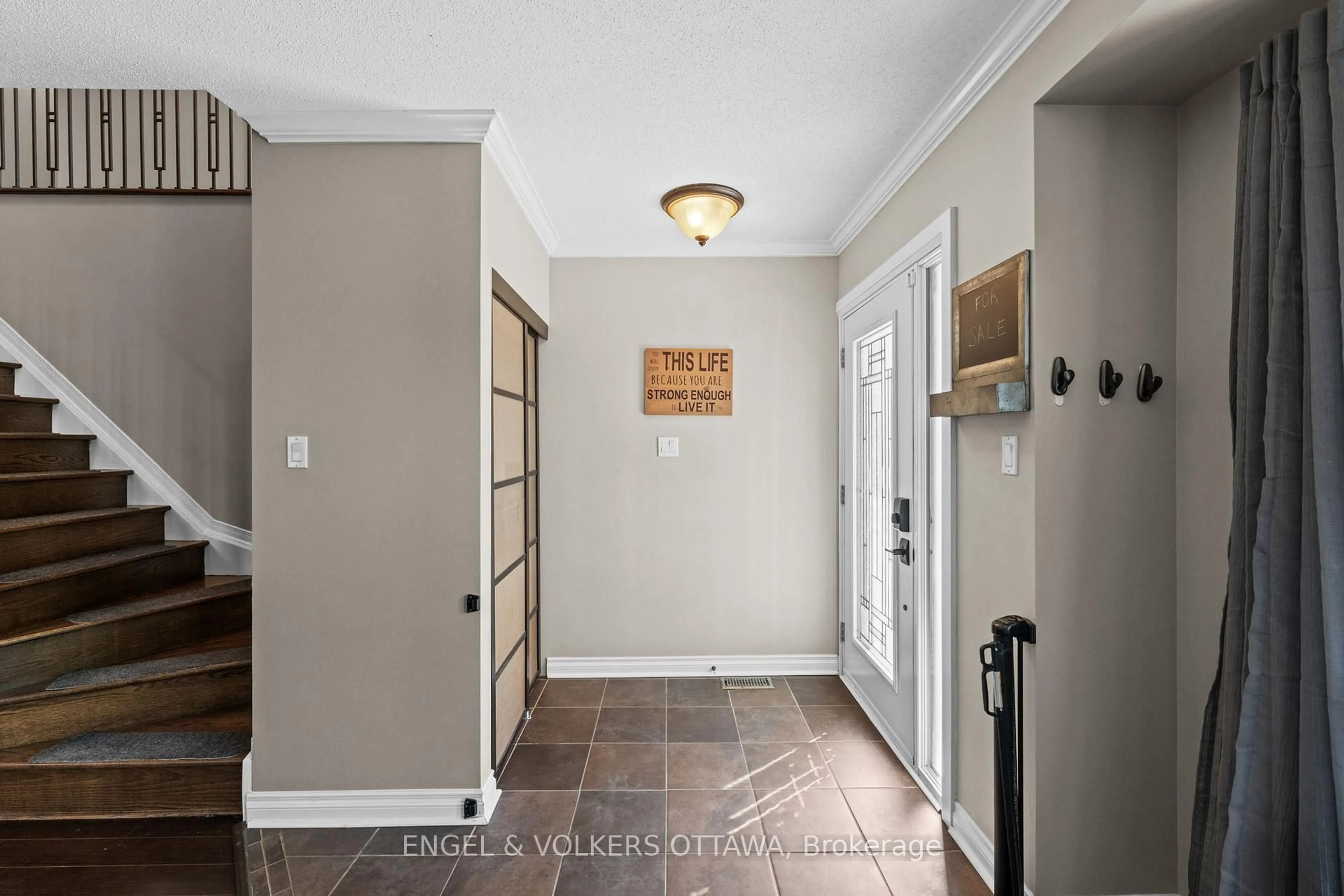 Indoor entryway for 49 Kittiwake Dr, Stittsville Ontario K2S 1Z8