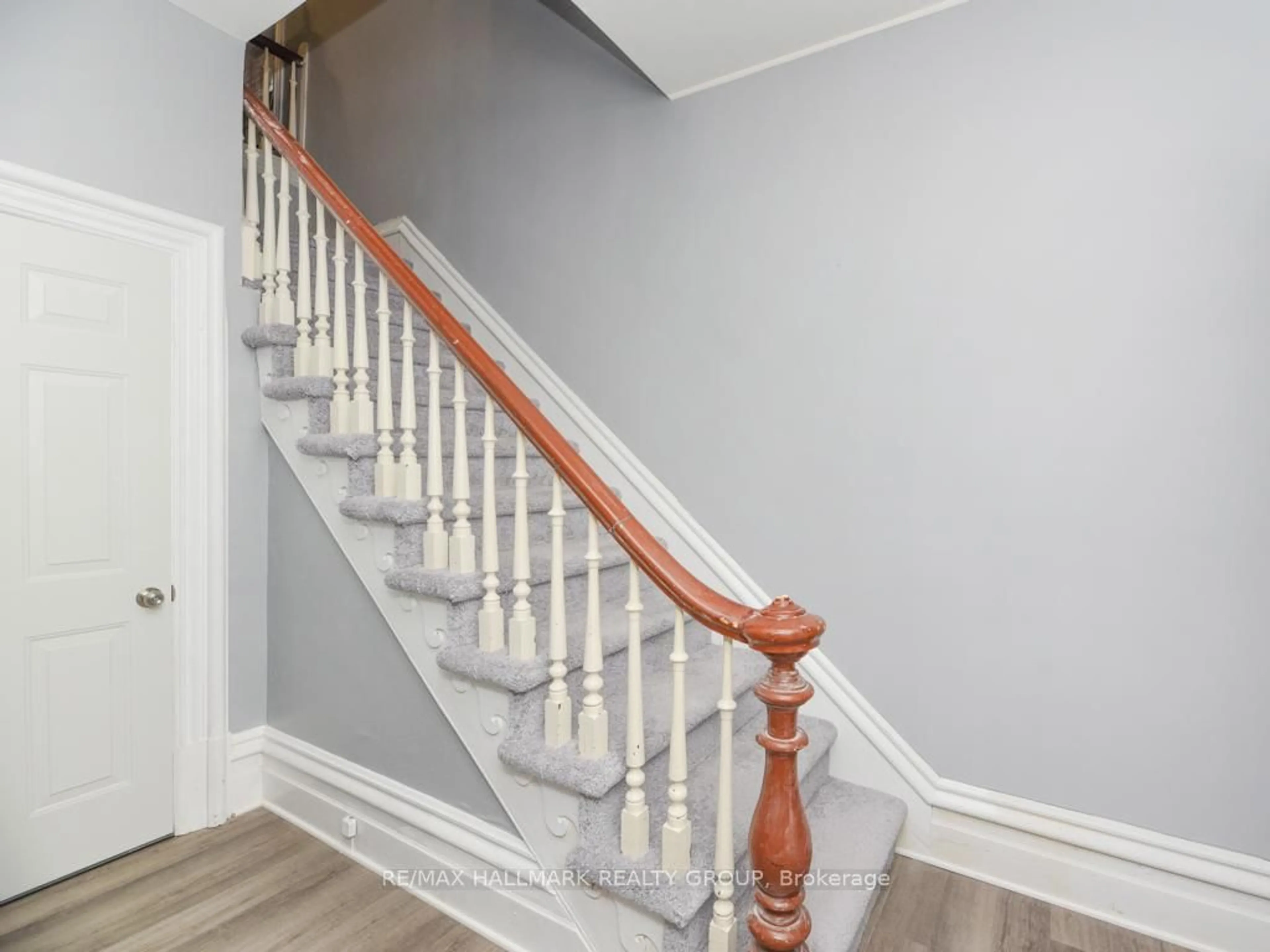 Stairs for 419 BESSERER St, Ottawa Ontario K1N 6B9