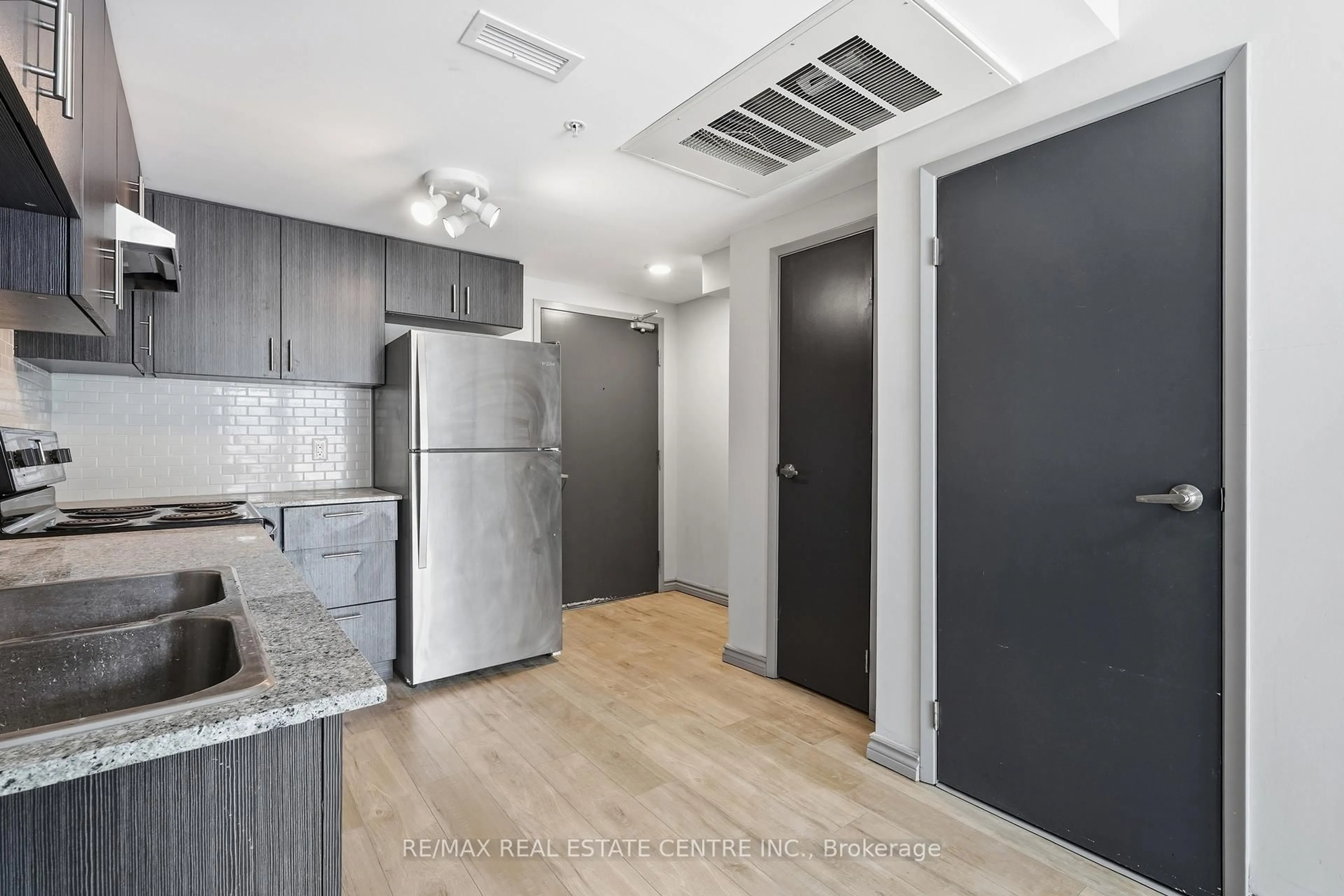 Standard kitchen, unknown for 275 Larch St #B02, Waterloo Ontario N2L 3R2