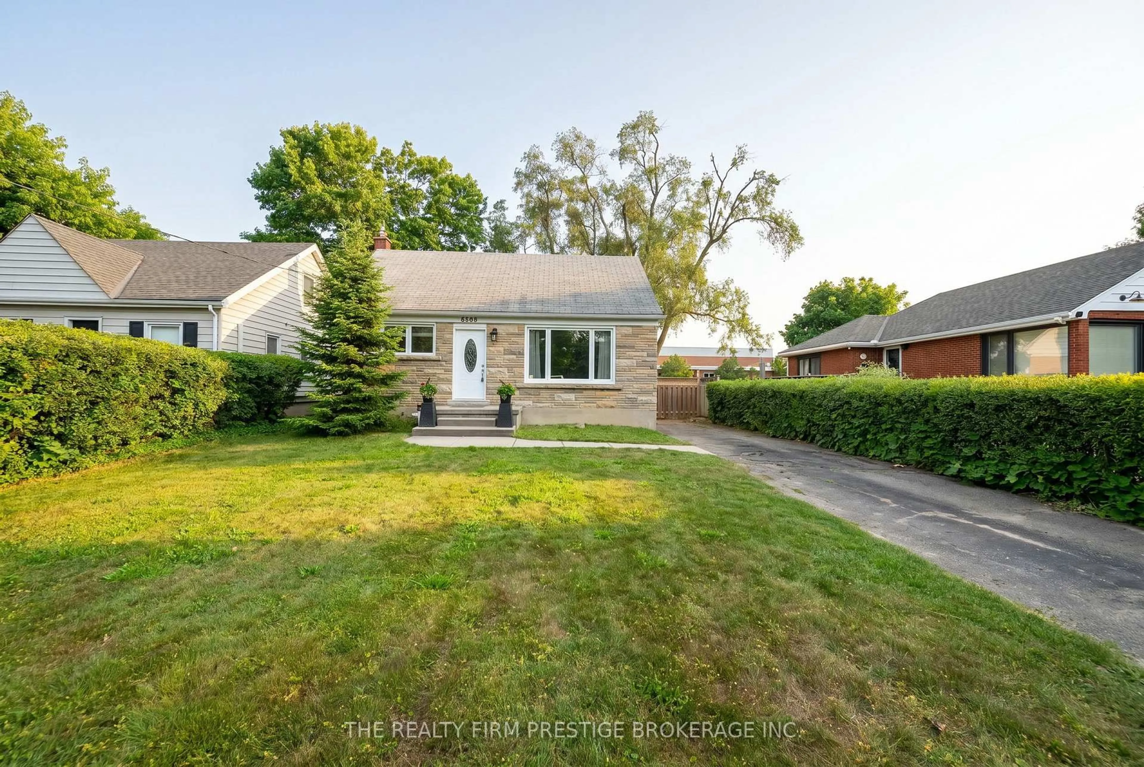 A pic from outside/outdoor area/front of a property/back of a property/a pic from drone, street for 6806 James St, London South Ontario N6P 1A4