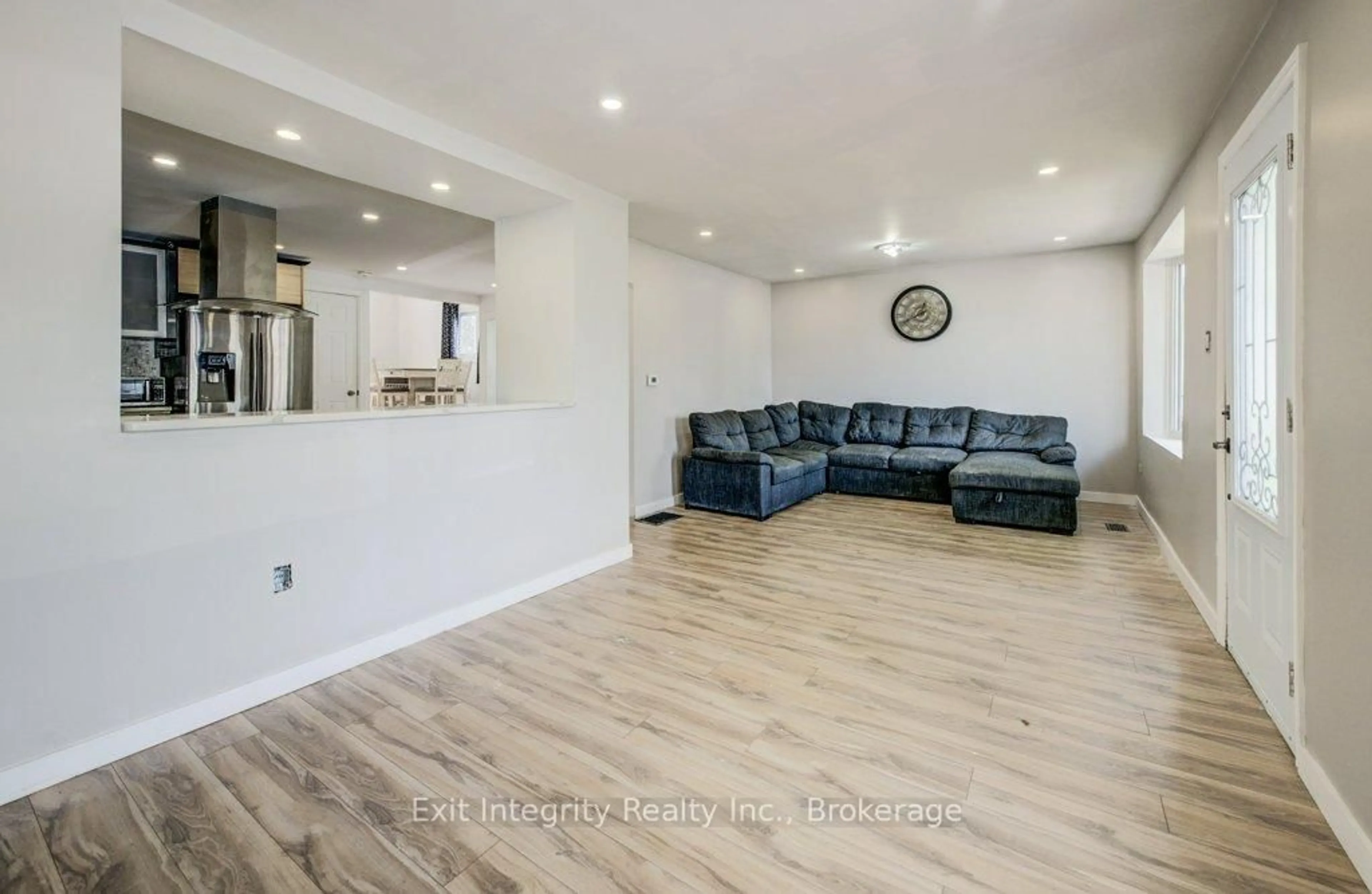 Living room with furniture, unknown for 54 Seventh Ave, Brantford Ontario N3S 1B4