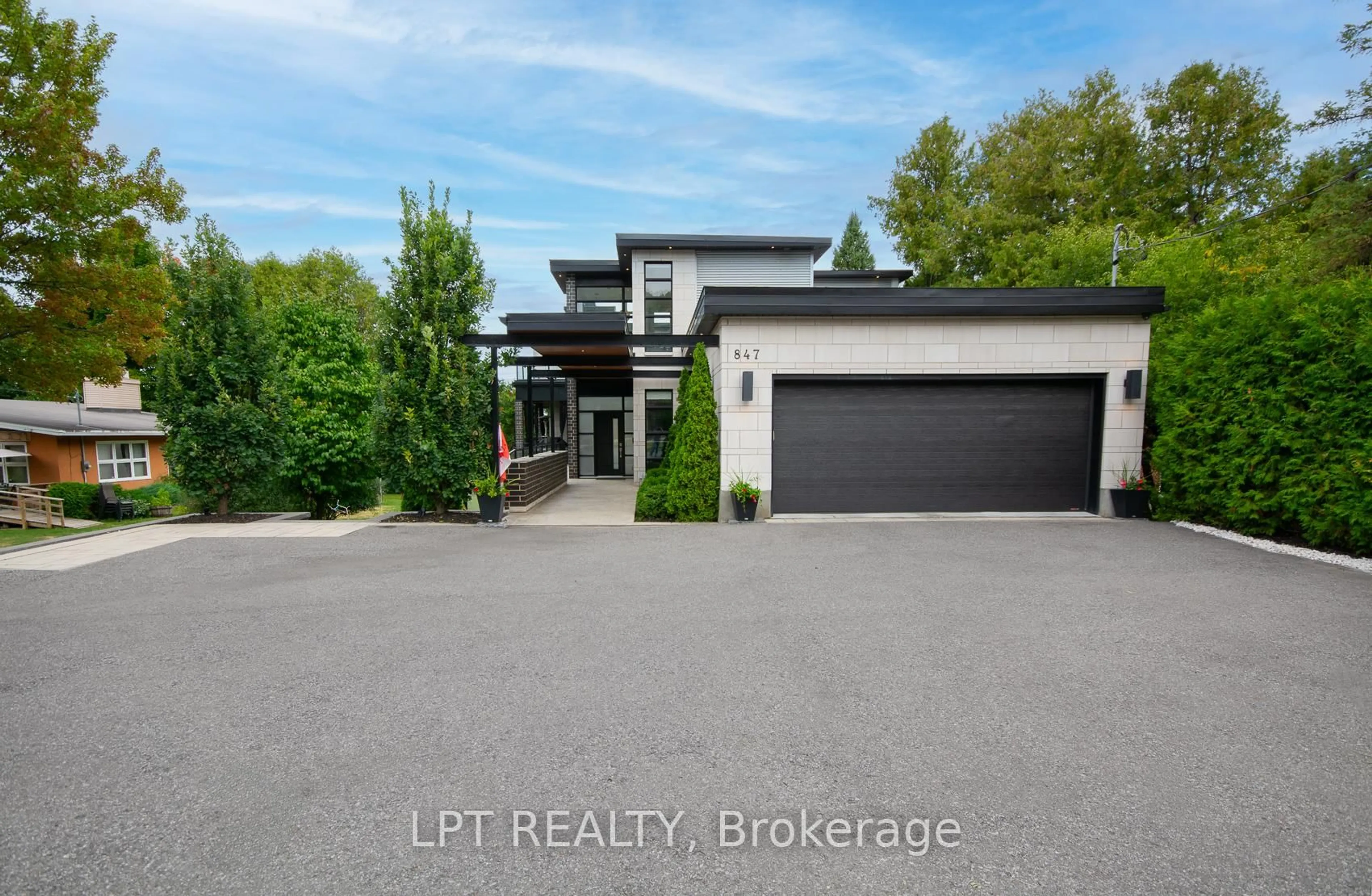 A pic from outside/outdoor area/front of a property/back of a property/a pic from drone, street for 847 Walkley Rd, Ottawa Ontario K1V 6R6