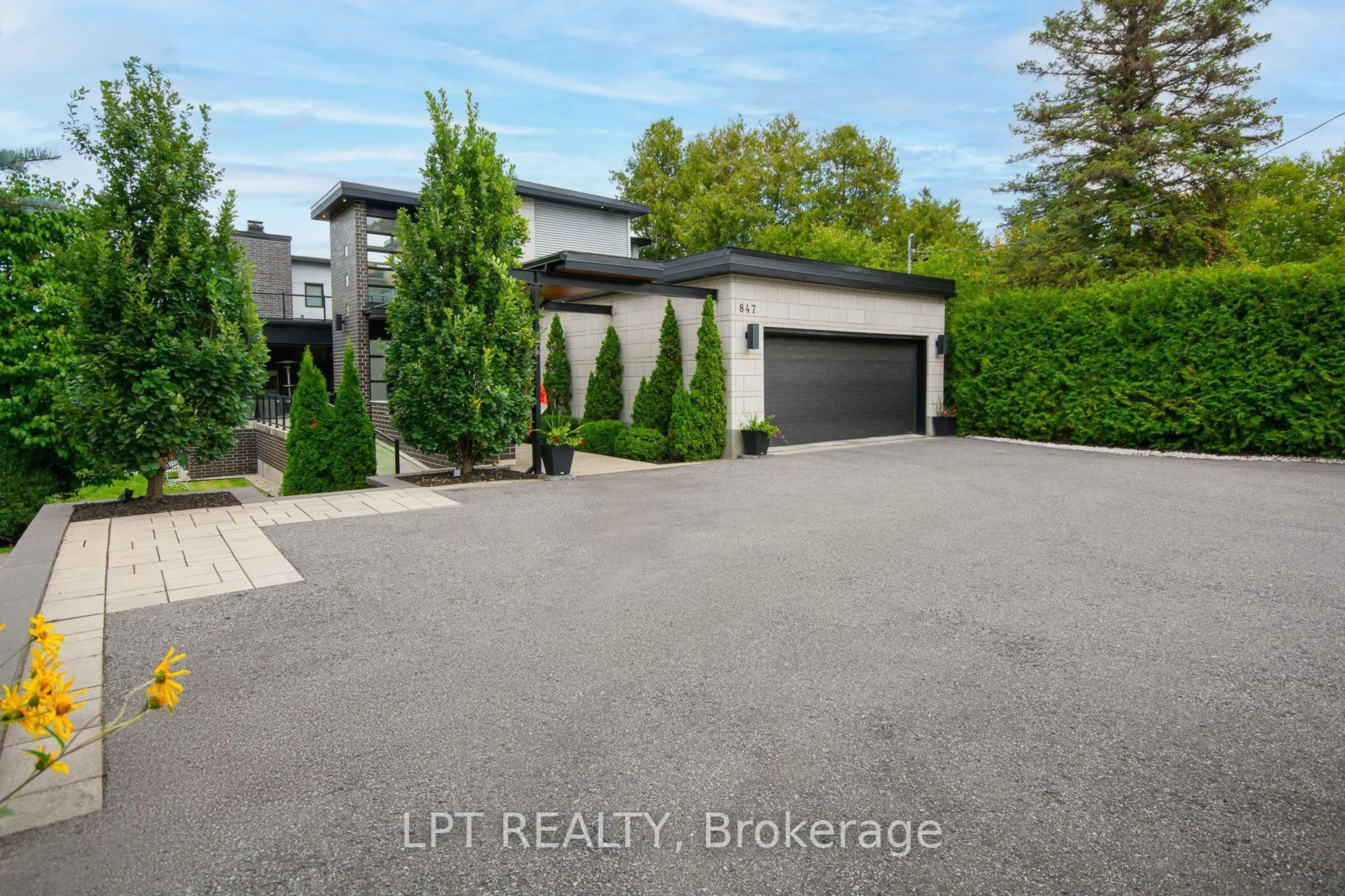 A pic from outside/outdoor area/front of a property/back of a property/a pic from drone, street for 847 Walkley Rd, Ottawa Ontario K1V 6R6