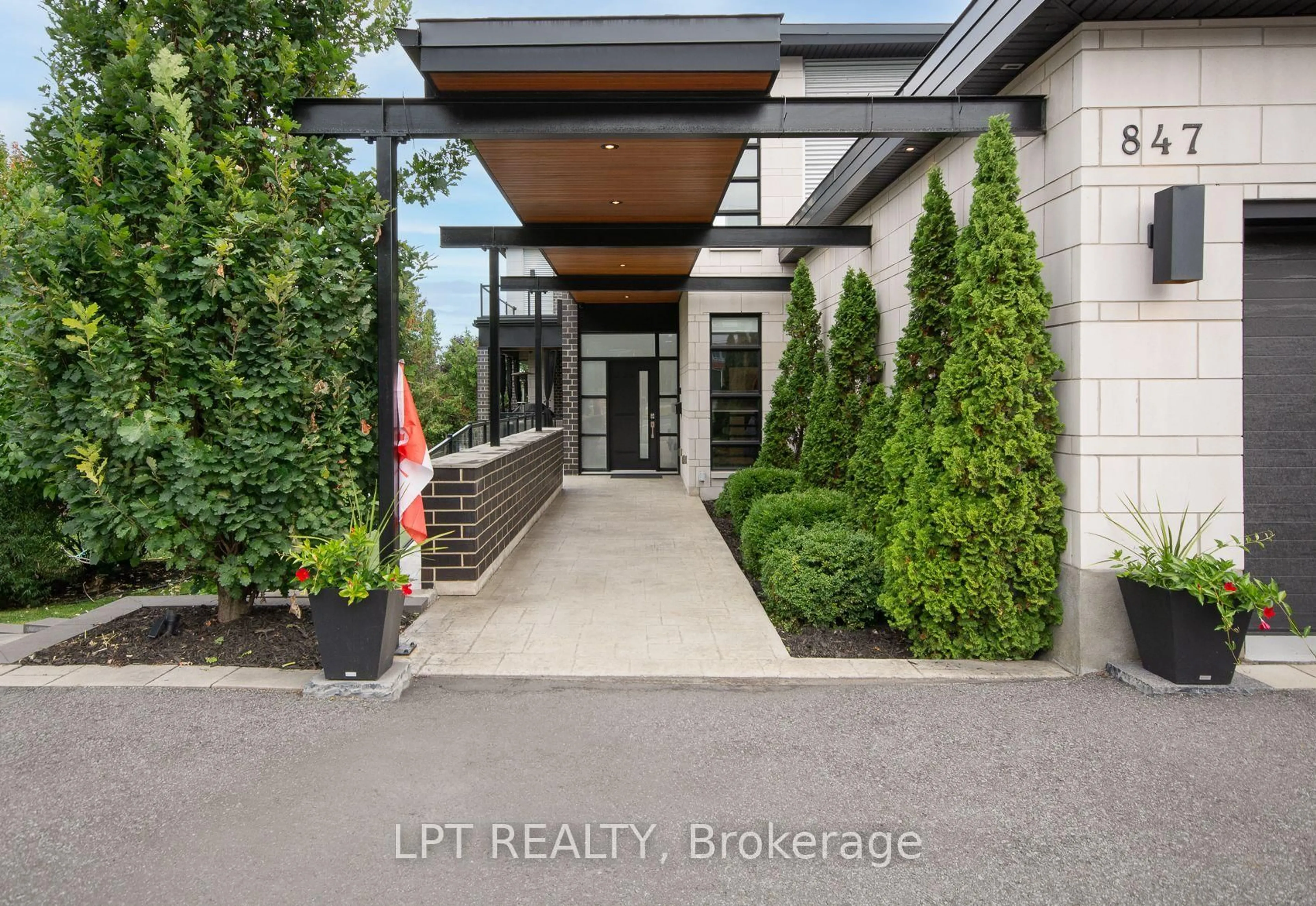 Indoor entryway for 847 Walkley Rd, Ottawa Ontario K1V 6R6