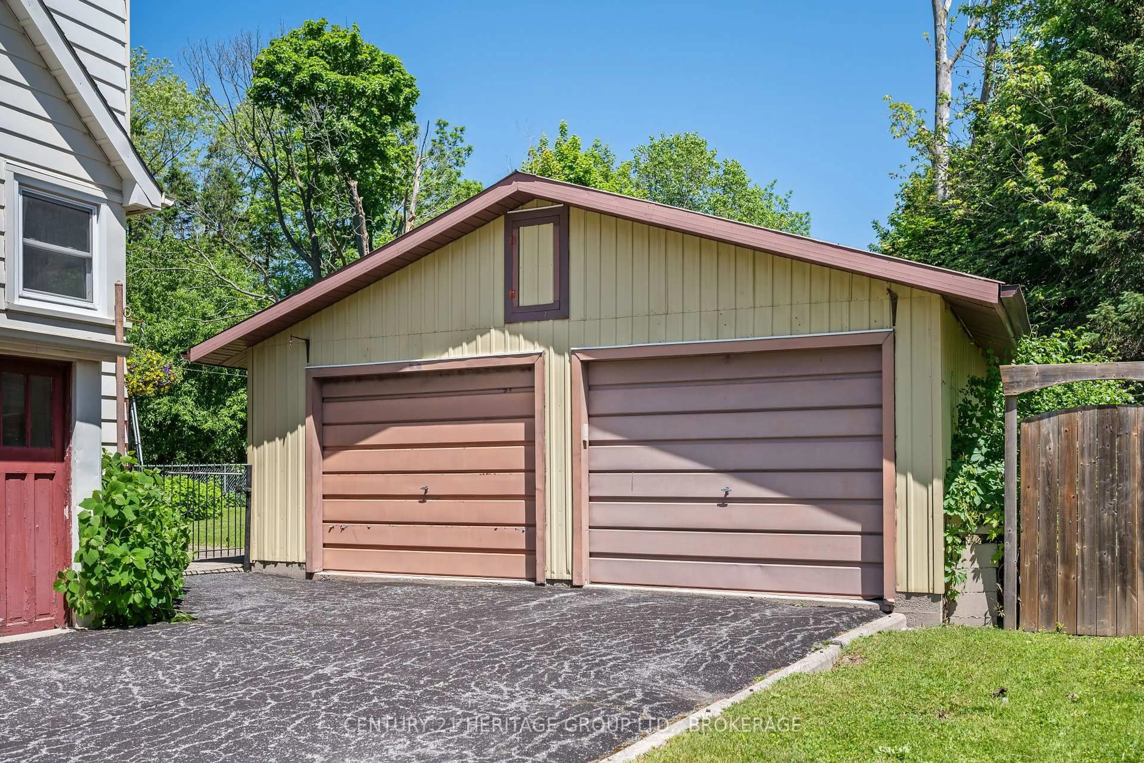 Indoor garage for 139 Florence St, Kingston Ontario K7M 1Y7