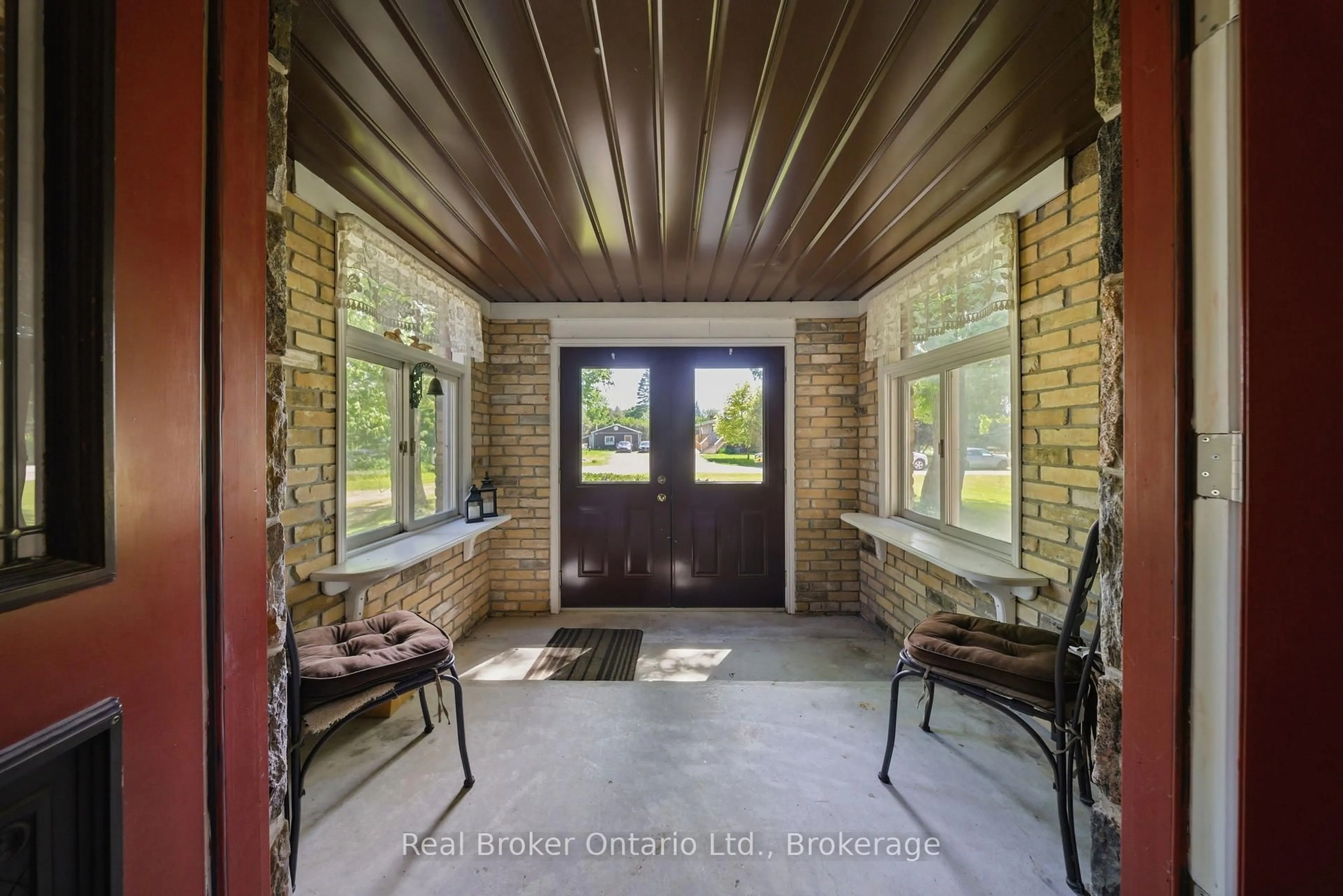 Indoor entryway for 800 Tremaine Ave, North Perth Ontario N4W 3G9