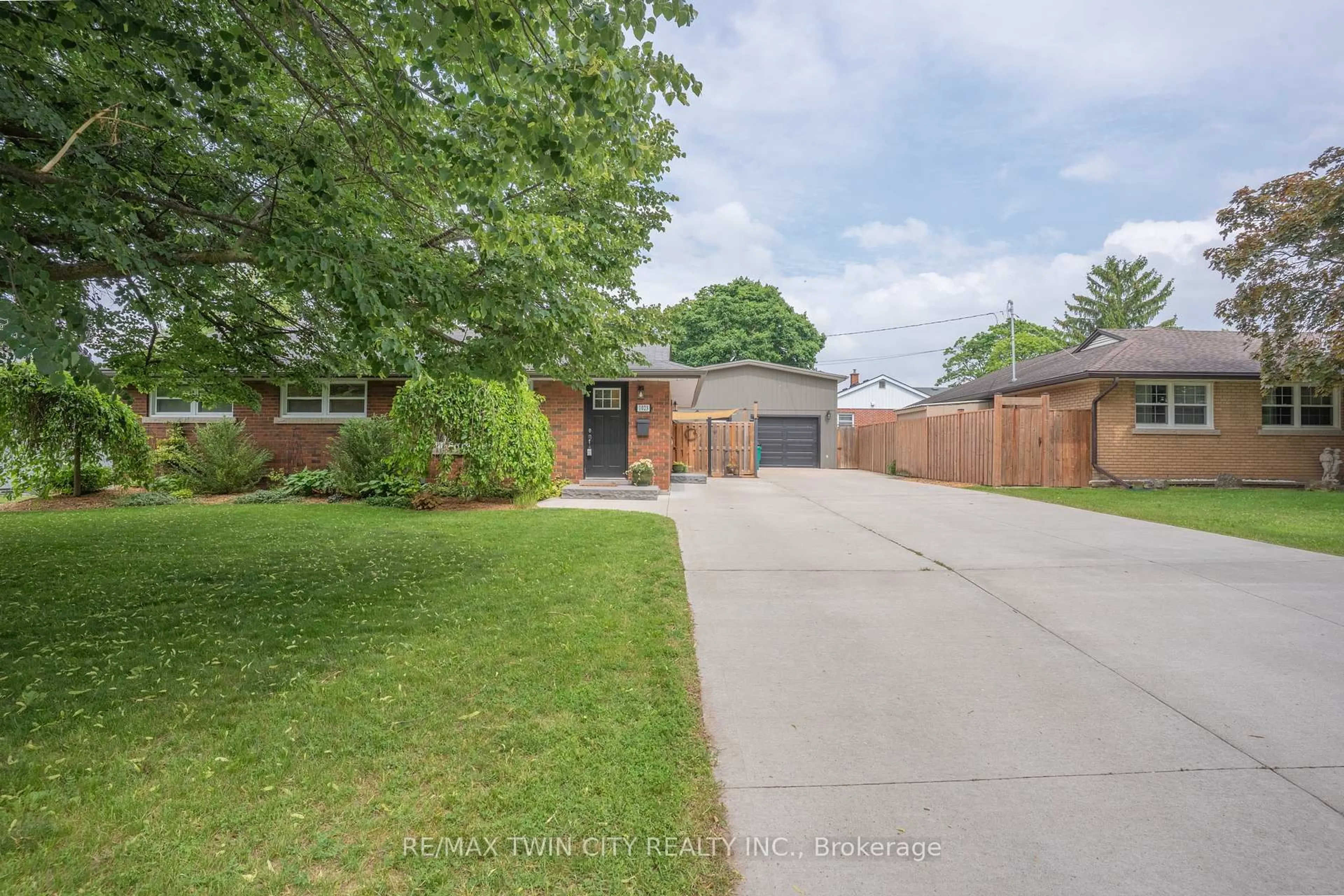 A pic from outside/outdoor area/front of a property/back of a property/a pic from drone, street for 1023 Rose St, Cambridge Ontario N3H 2G5