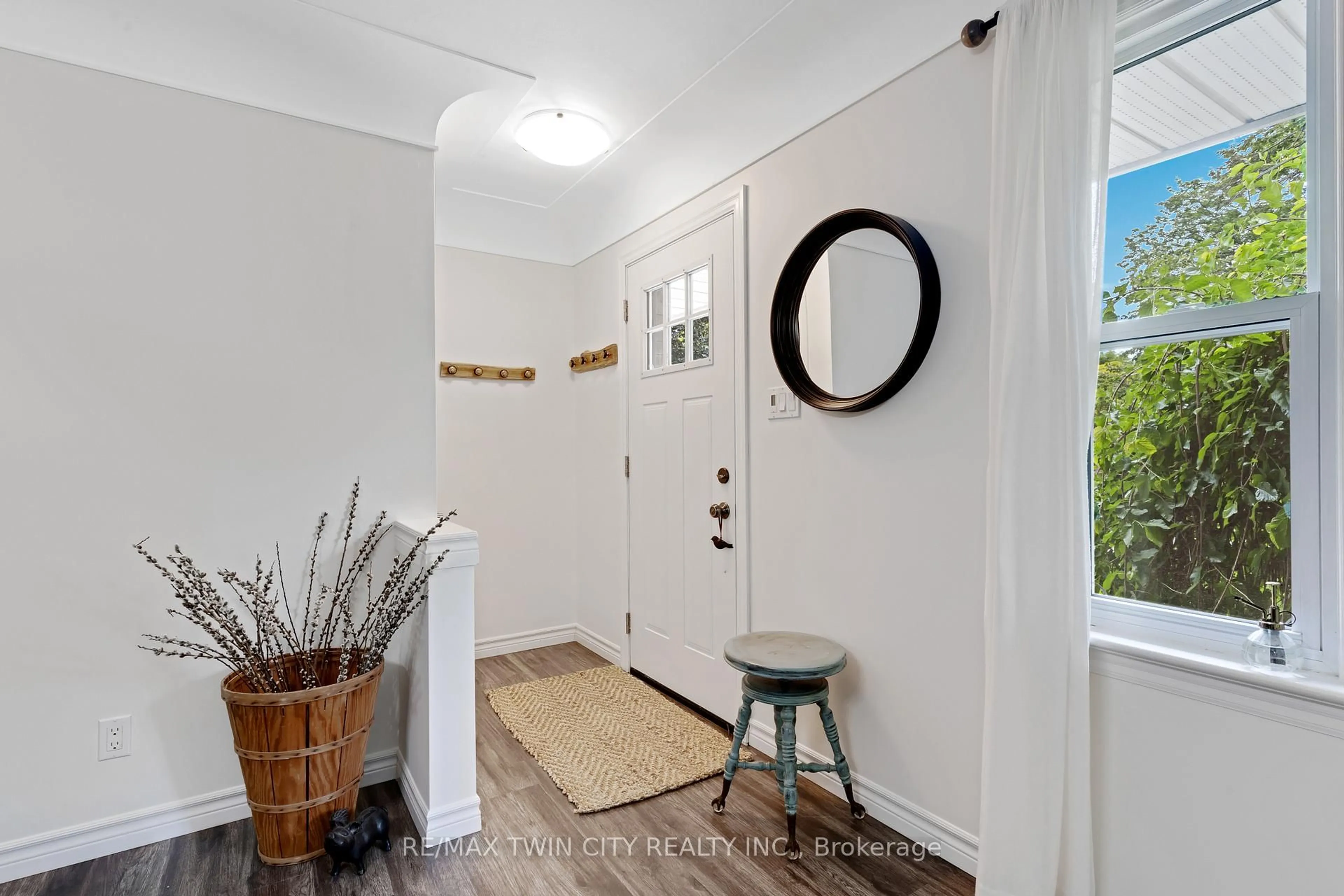 Indoor entryway for 1023 Rose St, Cambridge Ontario N3H 2G5