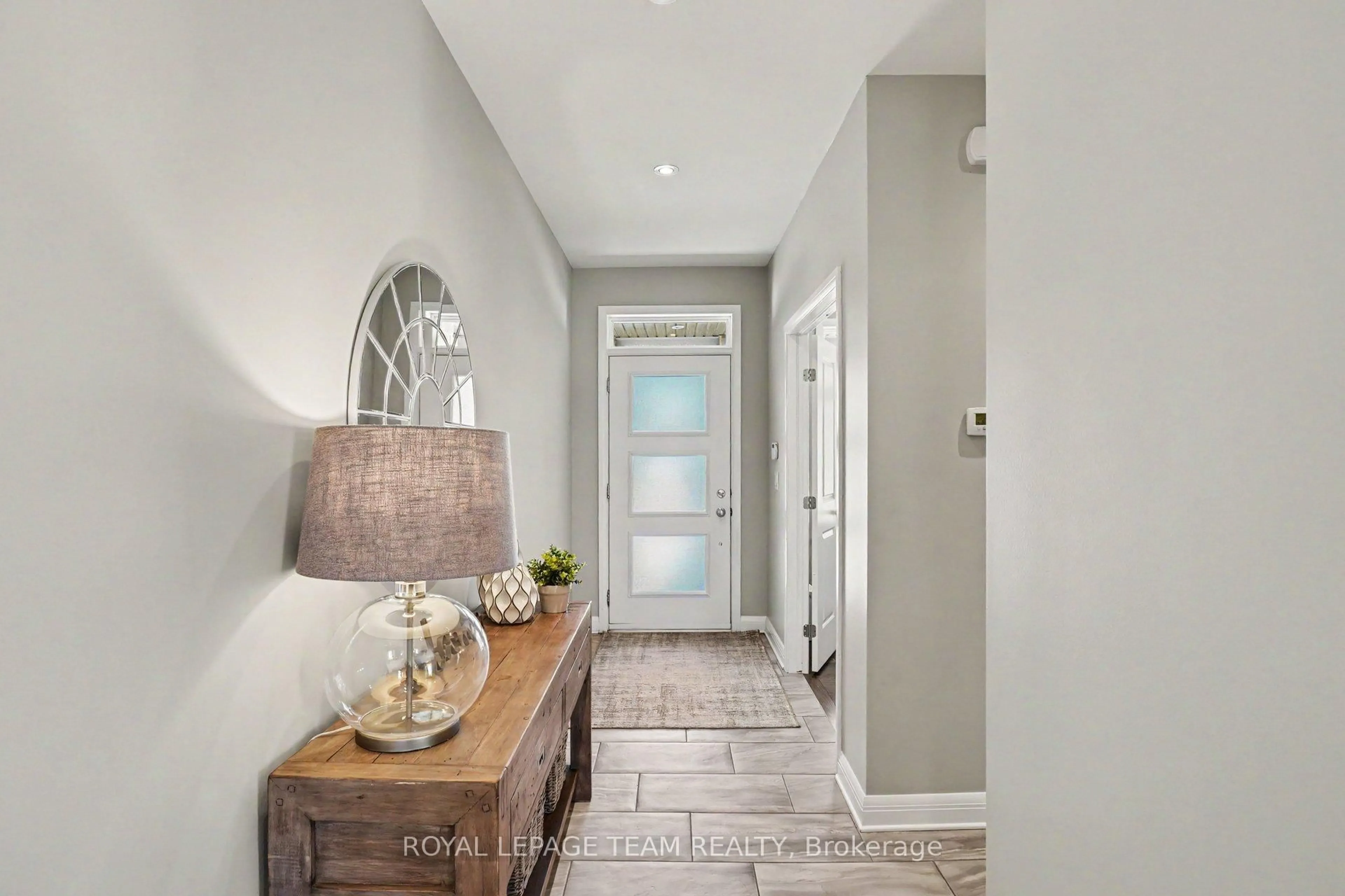Indoor entryway for 330 Devonian Way, Ottawa Ontario K2T 0L5