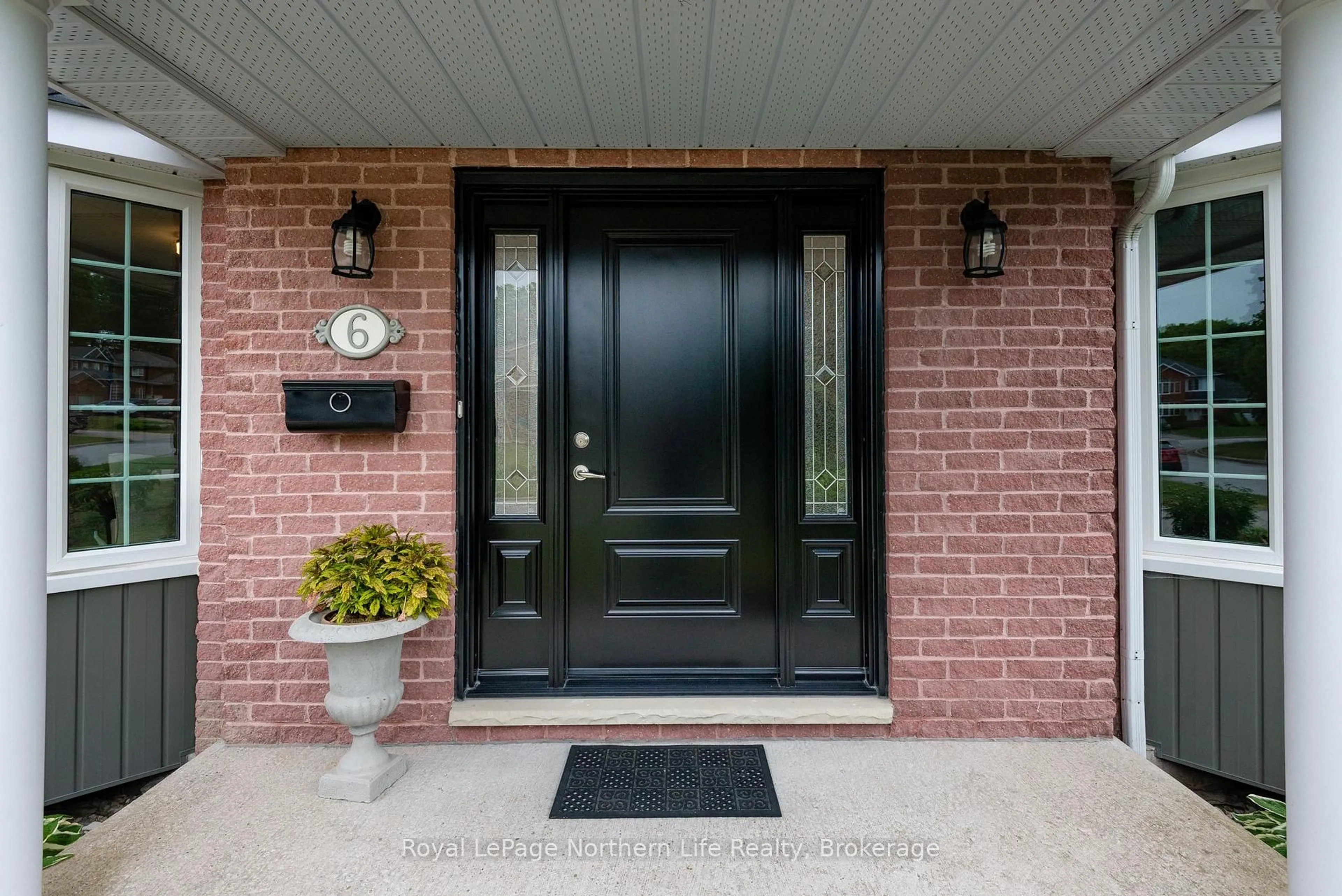 Indoor entryway for 6 Robinhood Crt, North Bay Ontario P1C 1L6