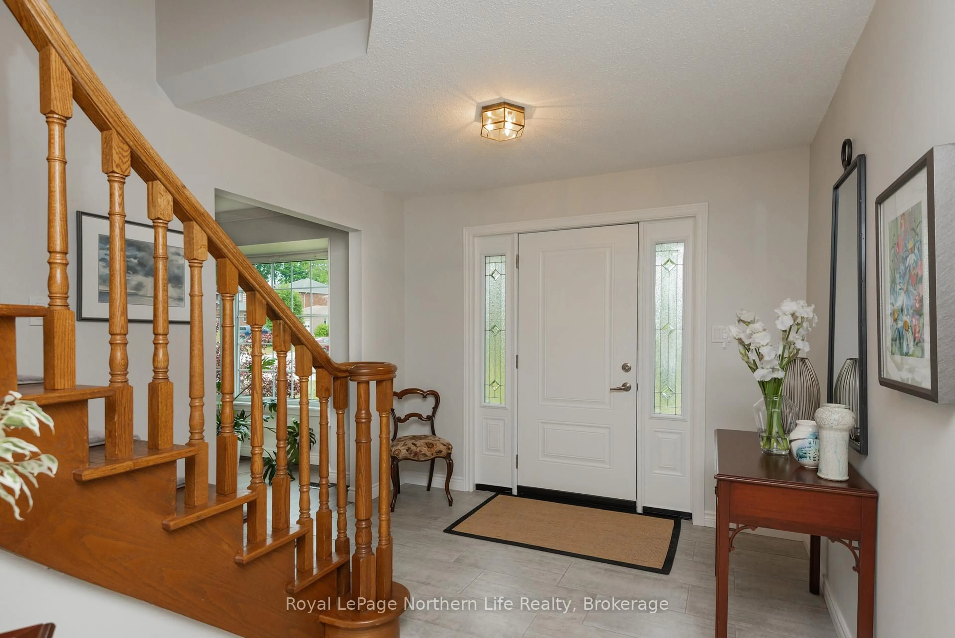Indoor entryway for 6 Robinhood Crt, North Bay Ontario P1C 1L6