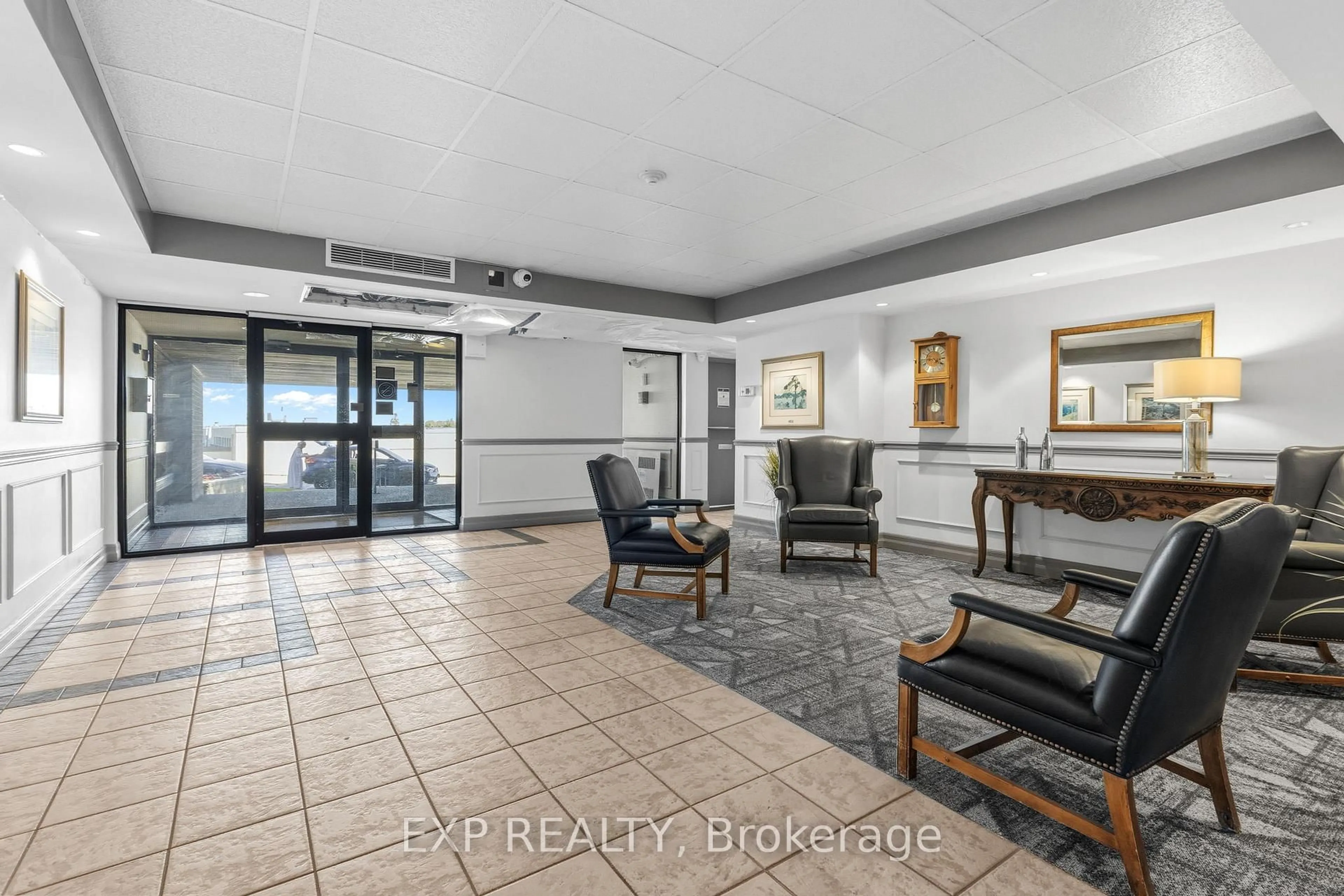 Indoor foyer for 1599 Lassiter Terr #215, Ottawa Ontario K1J 8R6