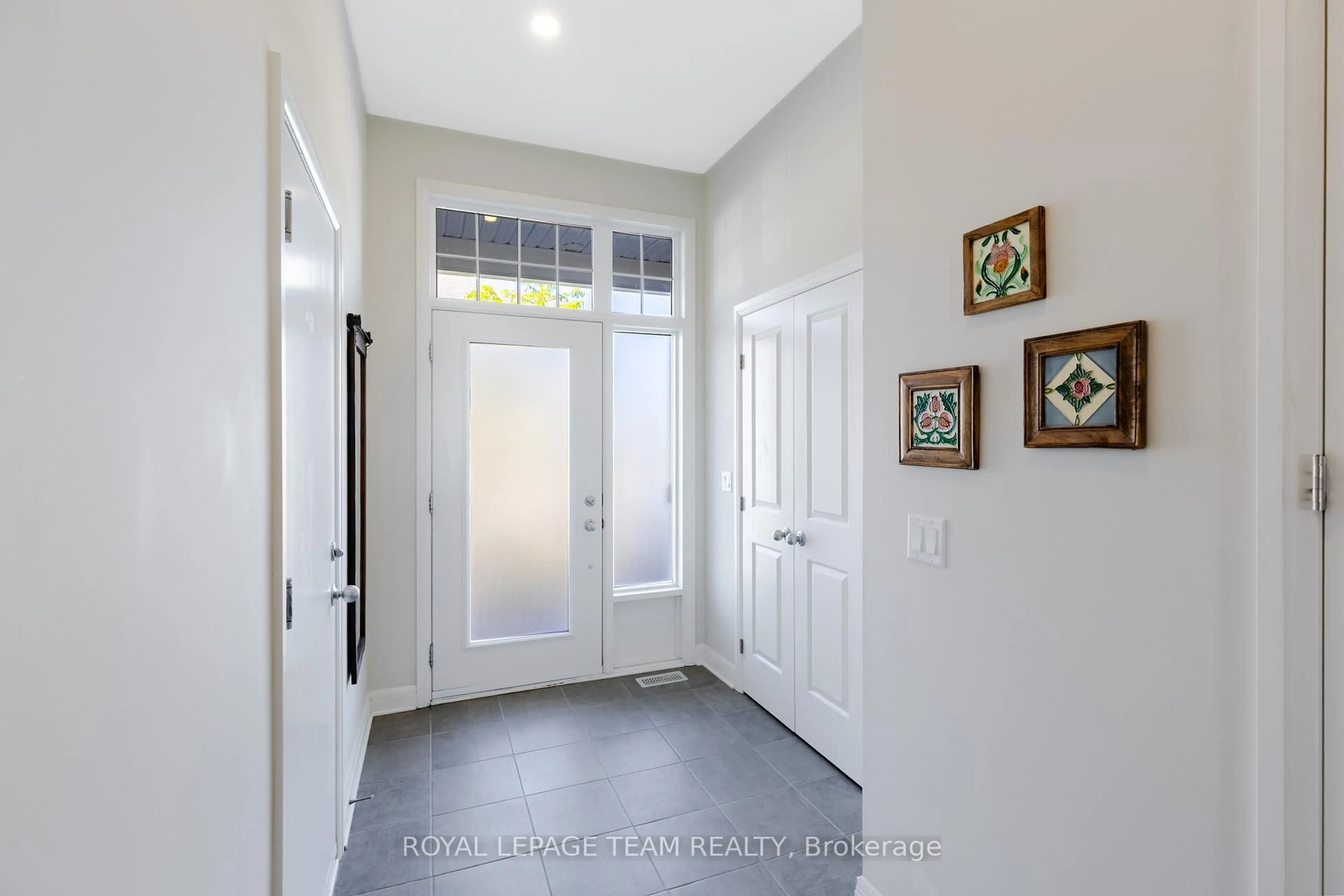 Indoor entryway for 86 Escarpment Cres, Ottawa Ontario K2T 0L8