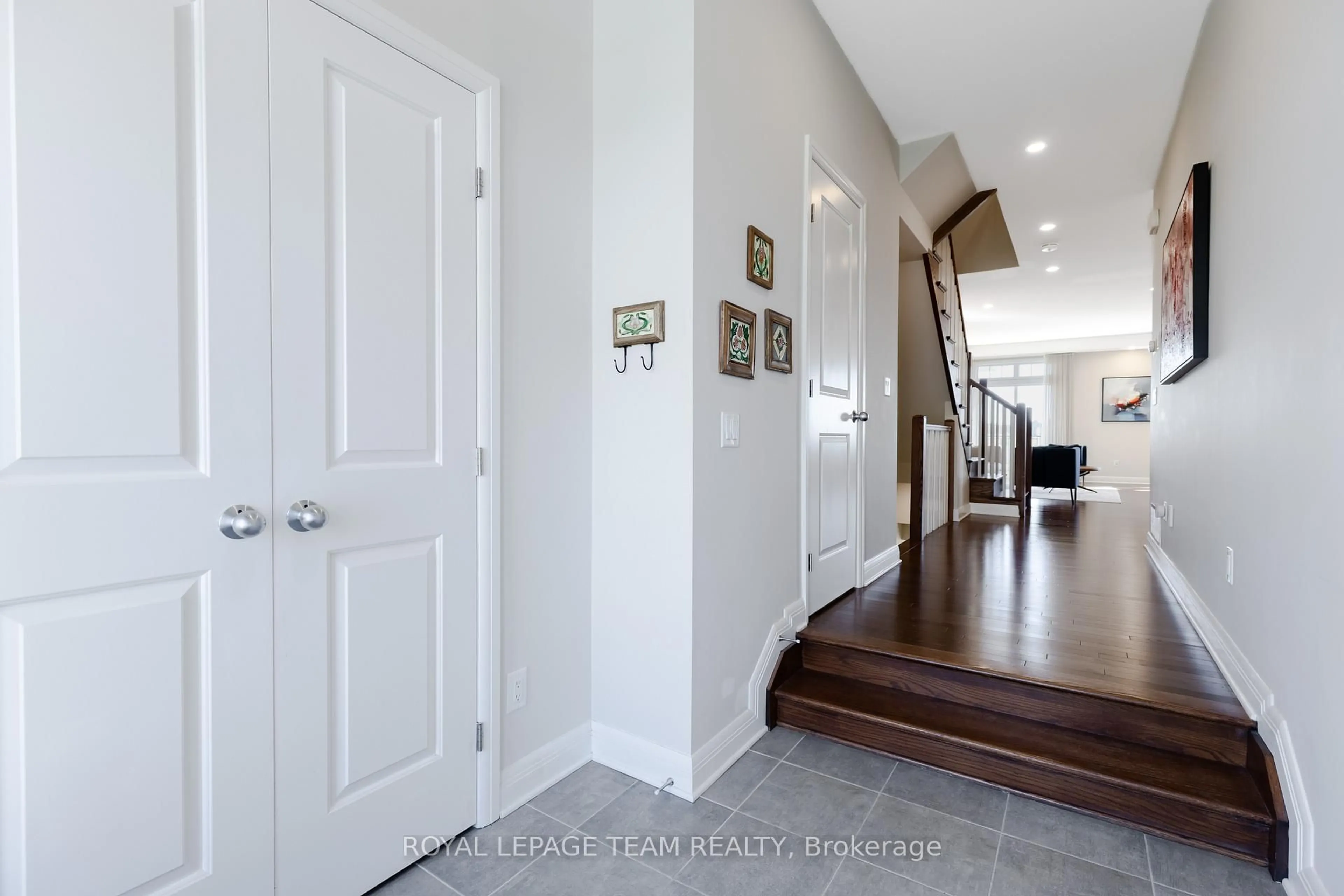 Indoor entryway for 86 Escarpment Cres, Ottawa Ontario K2T 0L8