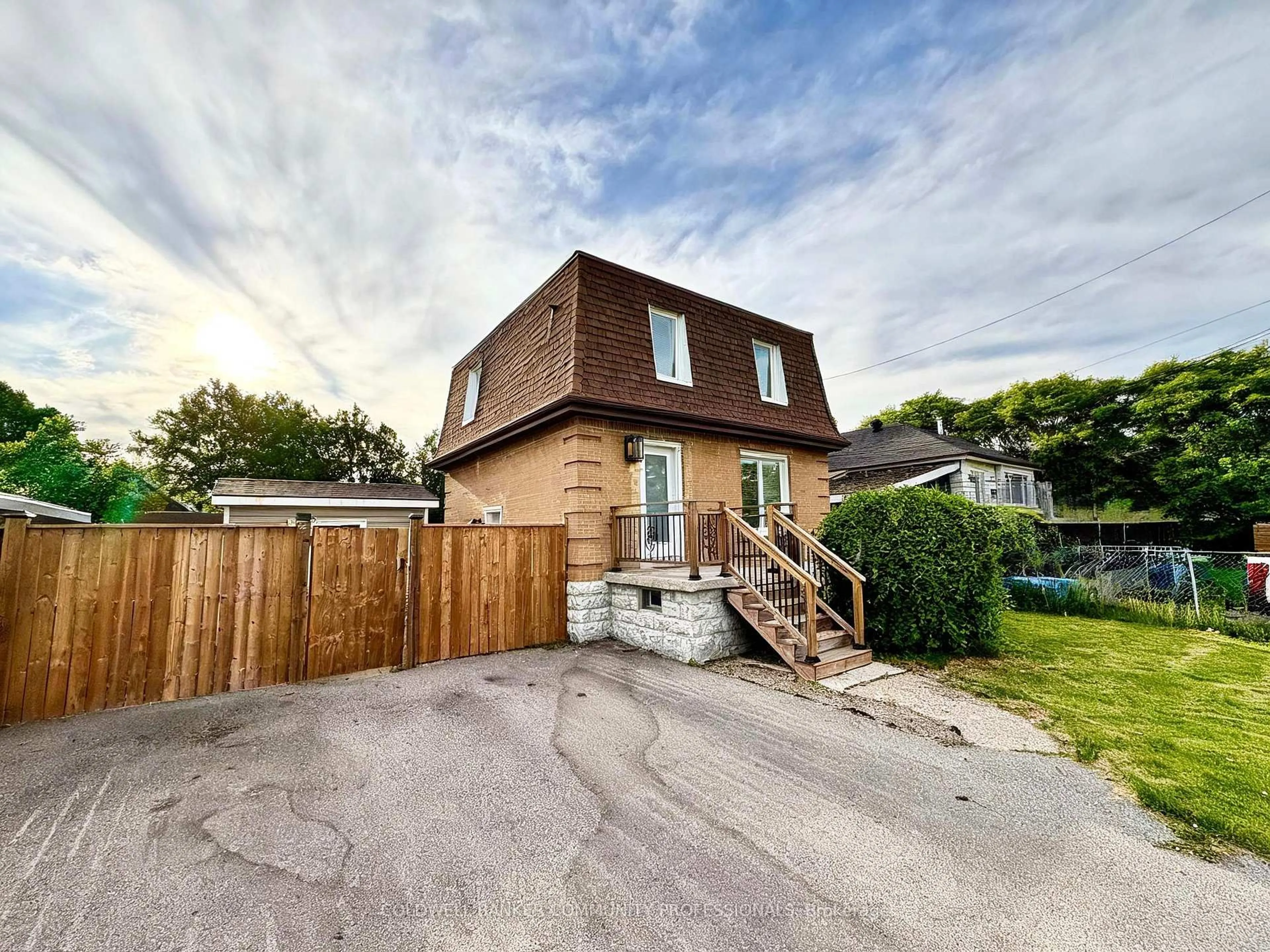 A pic from outside/outdoor area/front of a property/back of a property/a pic from drone, street for 94 Howard Ave, Hamilton Ontario L9A 2W5